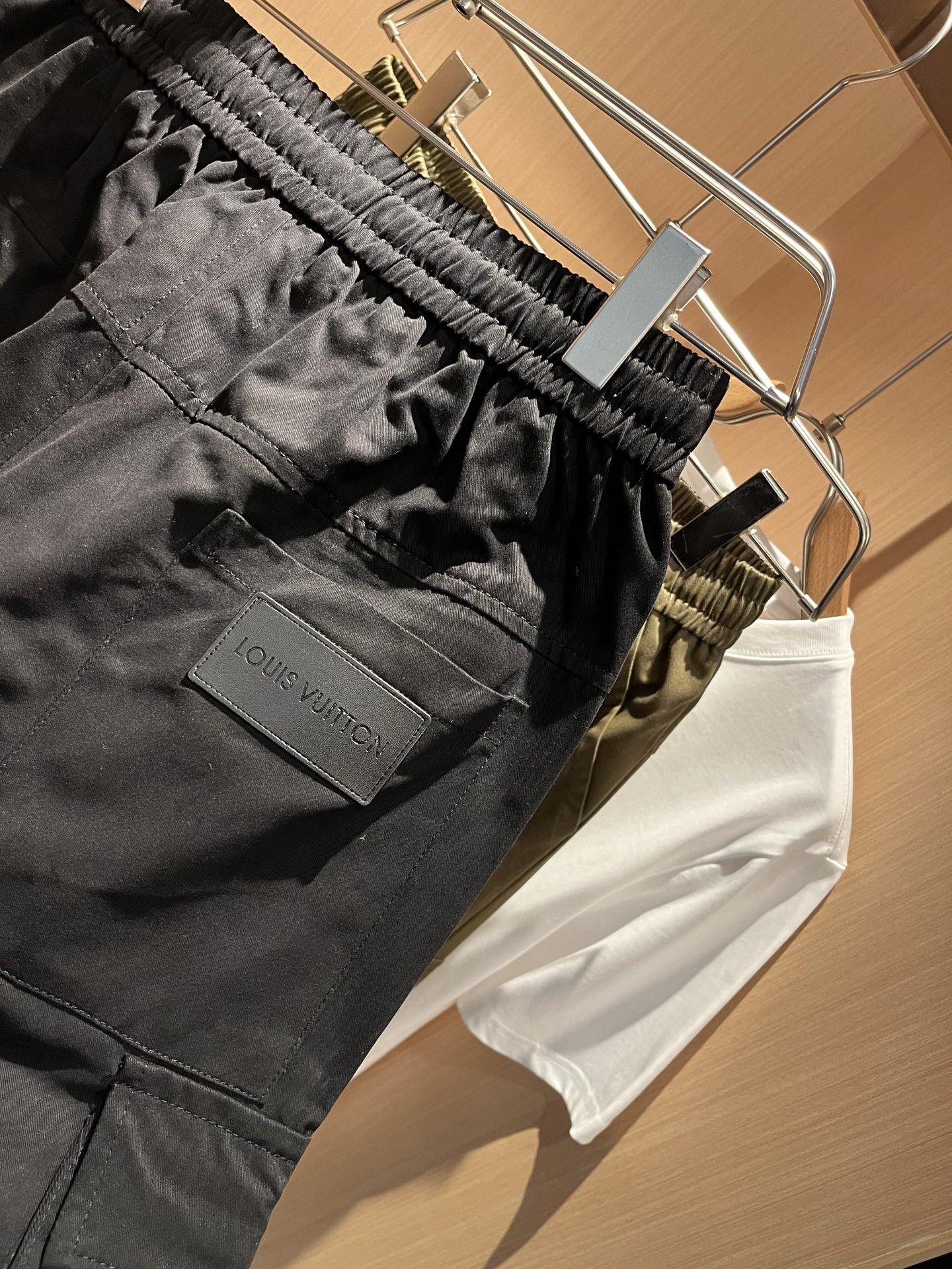  Louls**Vultt*n路易*登 2025春夏新款松紧腰休闲裤 ！标识logo图案皮革修饰！采用双