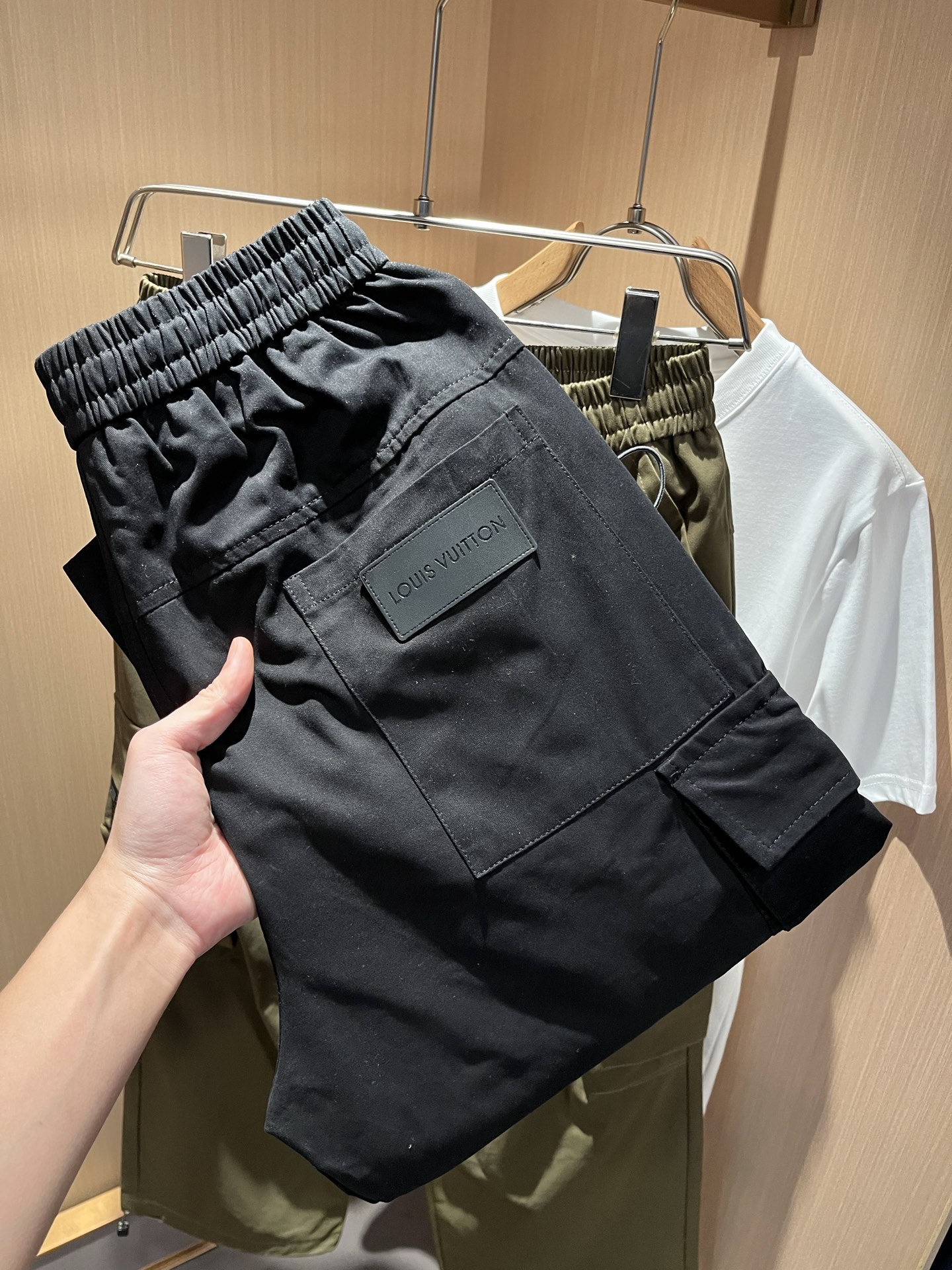  Louls**Vultt*n路易*登 2025春夏新款松紧腰休闲裤 ！标识logo图案皮革修饰！采用双