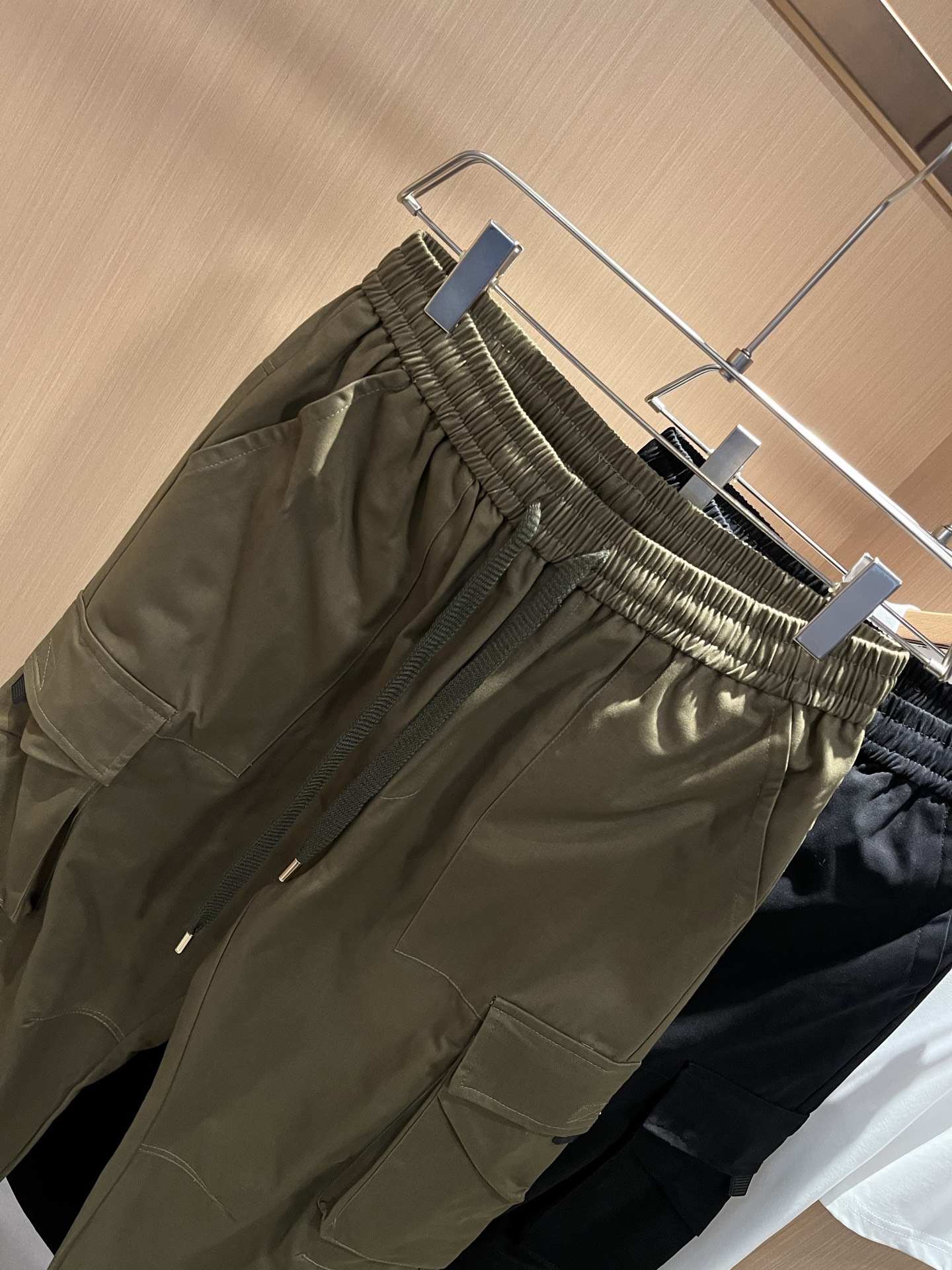  Louls**Vultt*n路易*登 2025春夏新款松紧腰休闲裤 ！标识logo图案皮革修饰！采用双