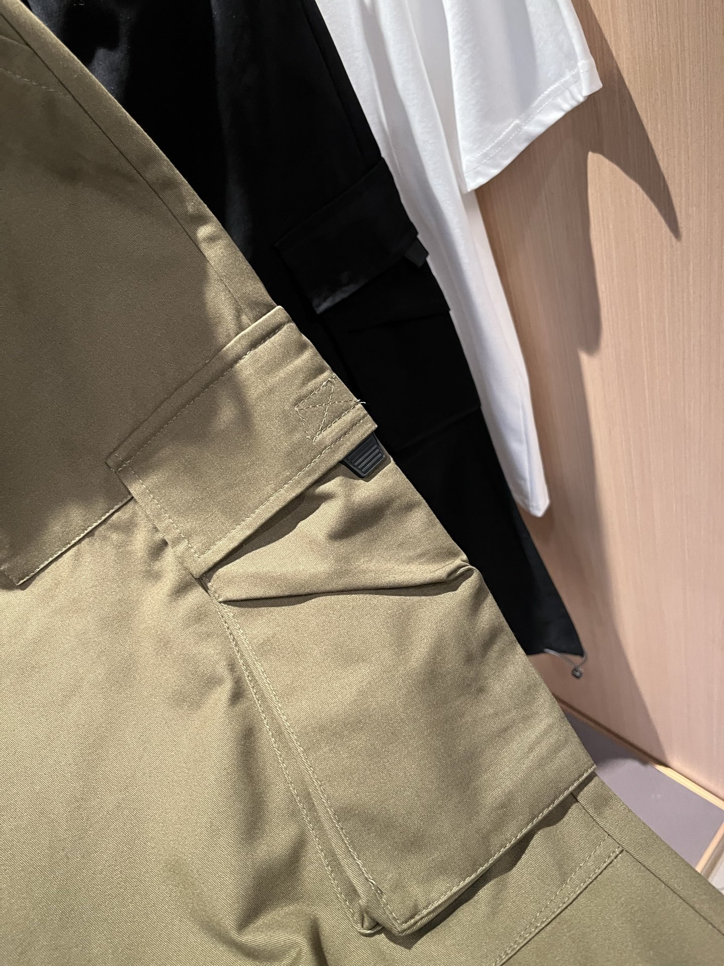  Louls**Vultt*n路易*登 2025春夏新款松紧腰休闲裤 ！标识logo图案皮革修饰！采用双