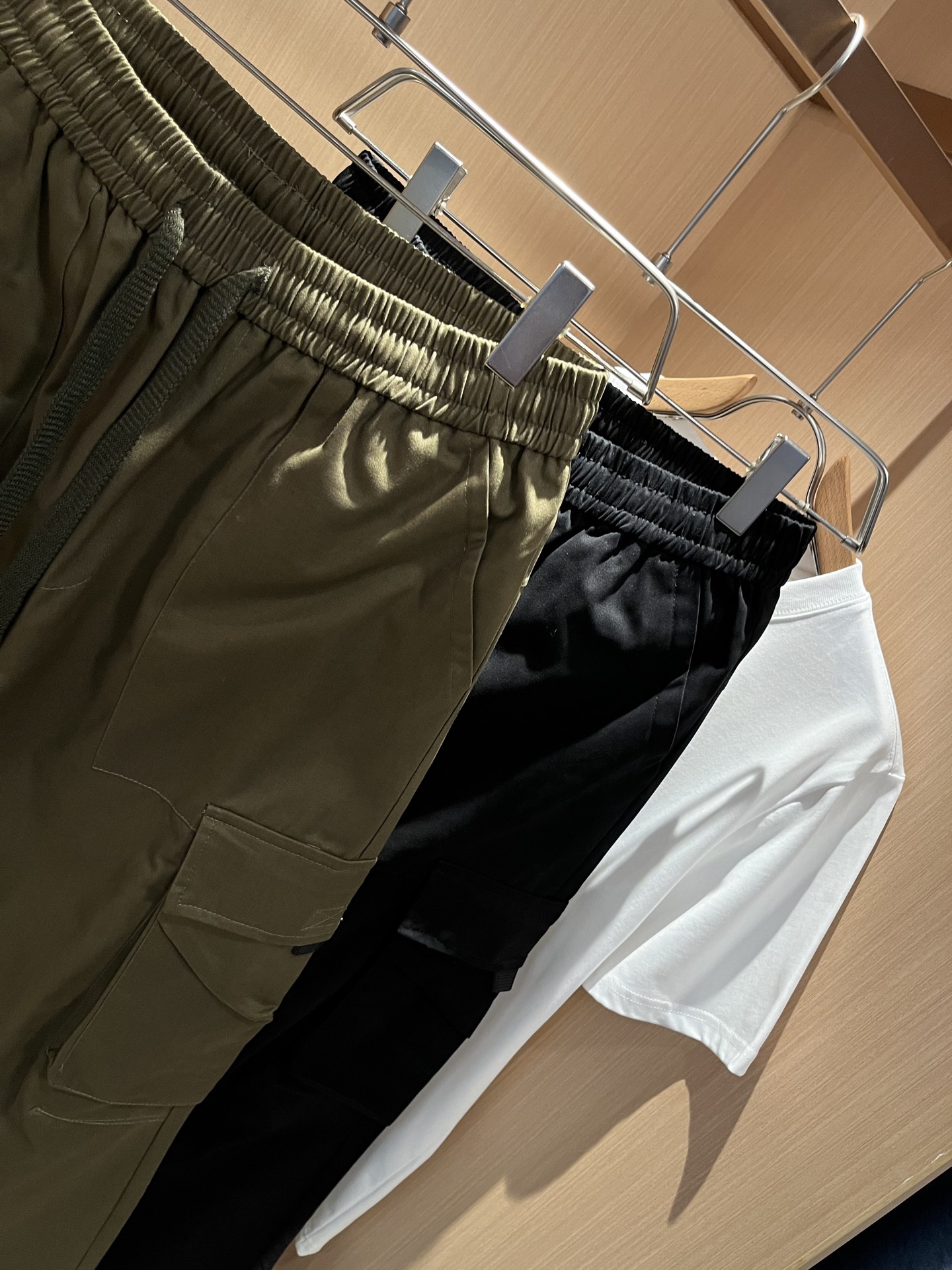  Louls**Vultt*n路易*登 2025春夏新款松紧腰休闲裤 ！标识logo图案皮革修饰！采用双