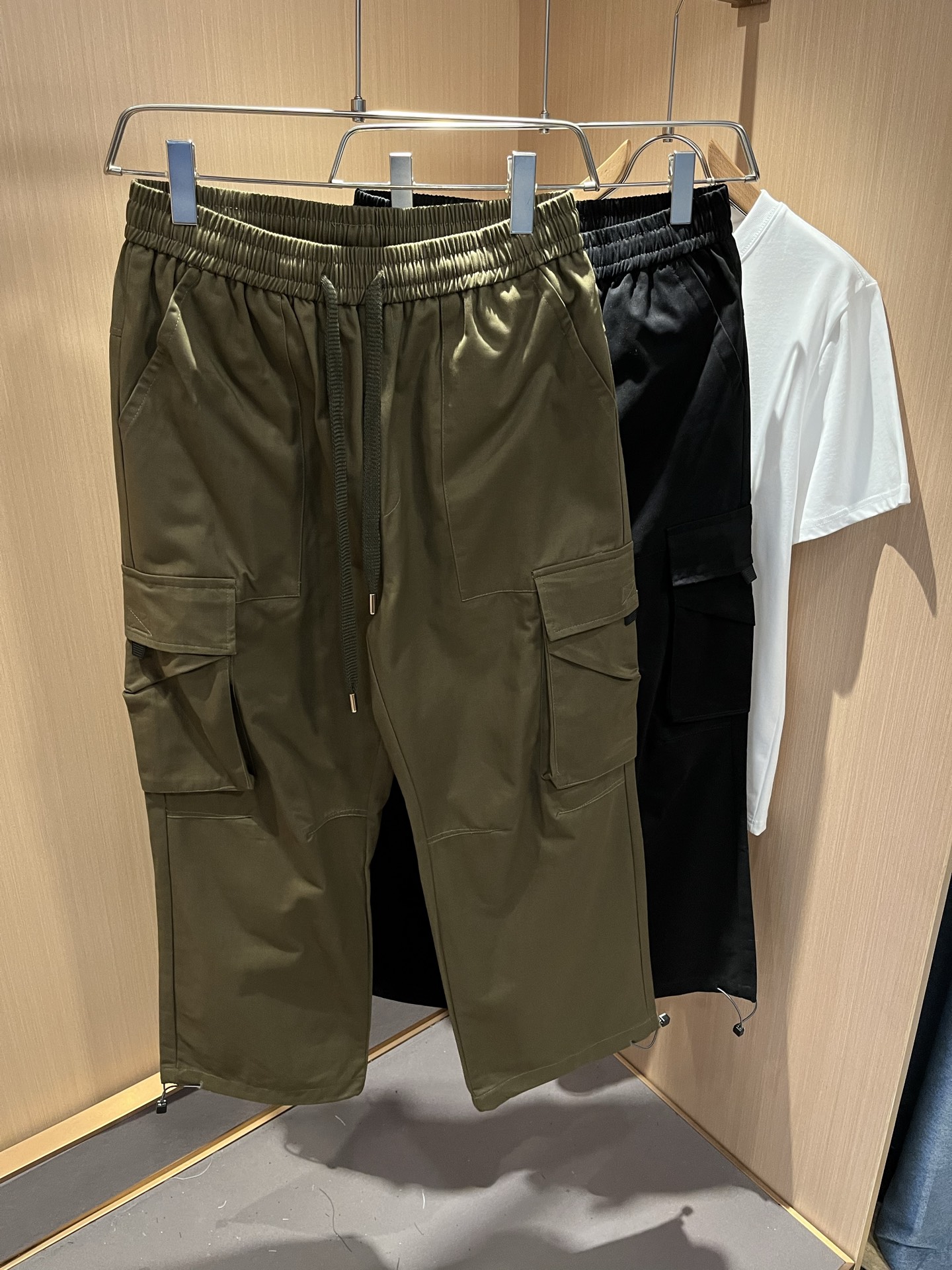  Louls**Vultt*n路易*登 2025春夏新款松紧腰休闲裤 ！标识logo图案皮革修饰！采用双