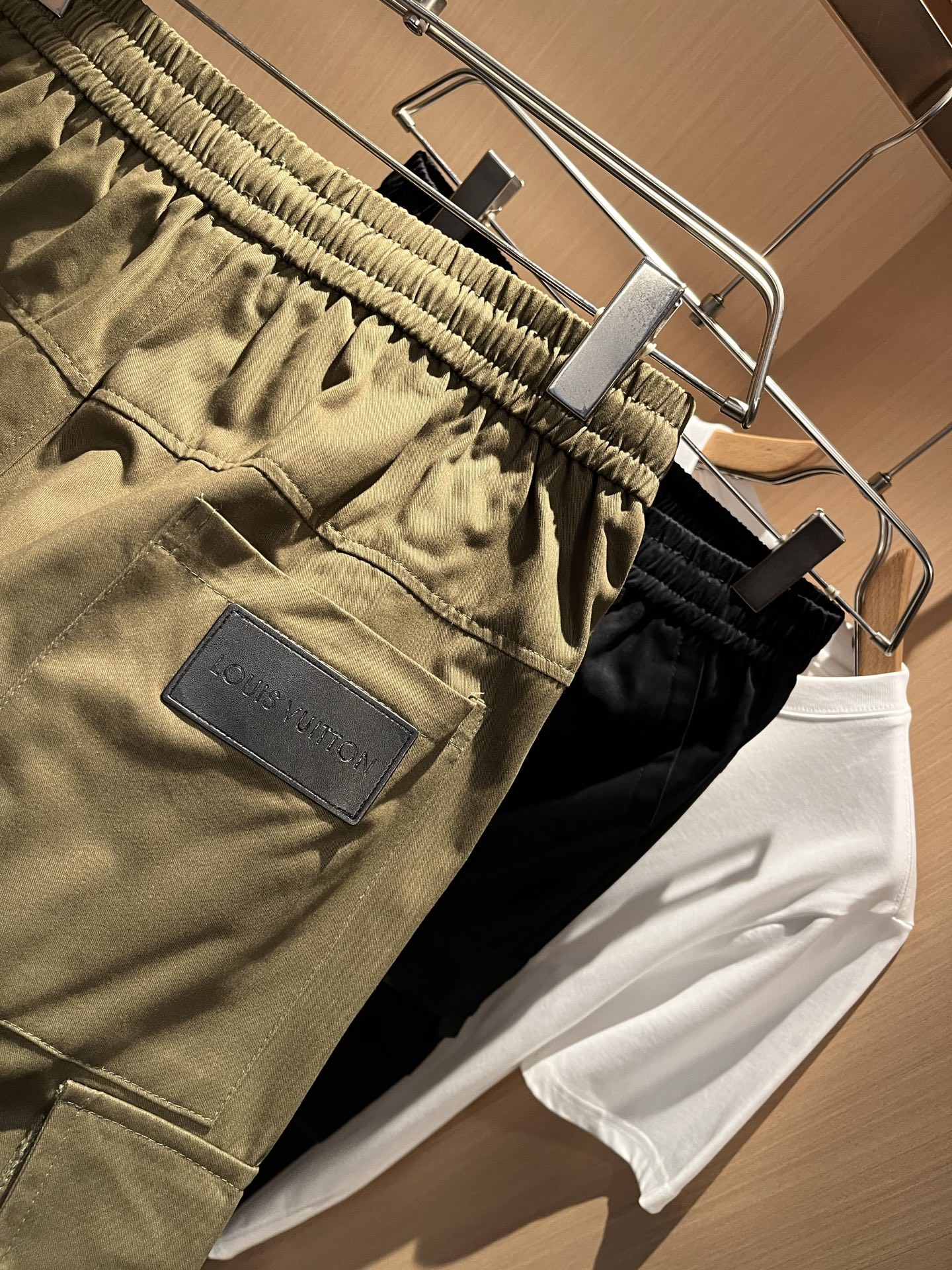  Louls**Vultt*n路易*登 2025春夏新款松紧腰休闲裤 ！标识logo图案皮革修饰！采用双