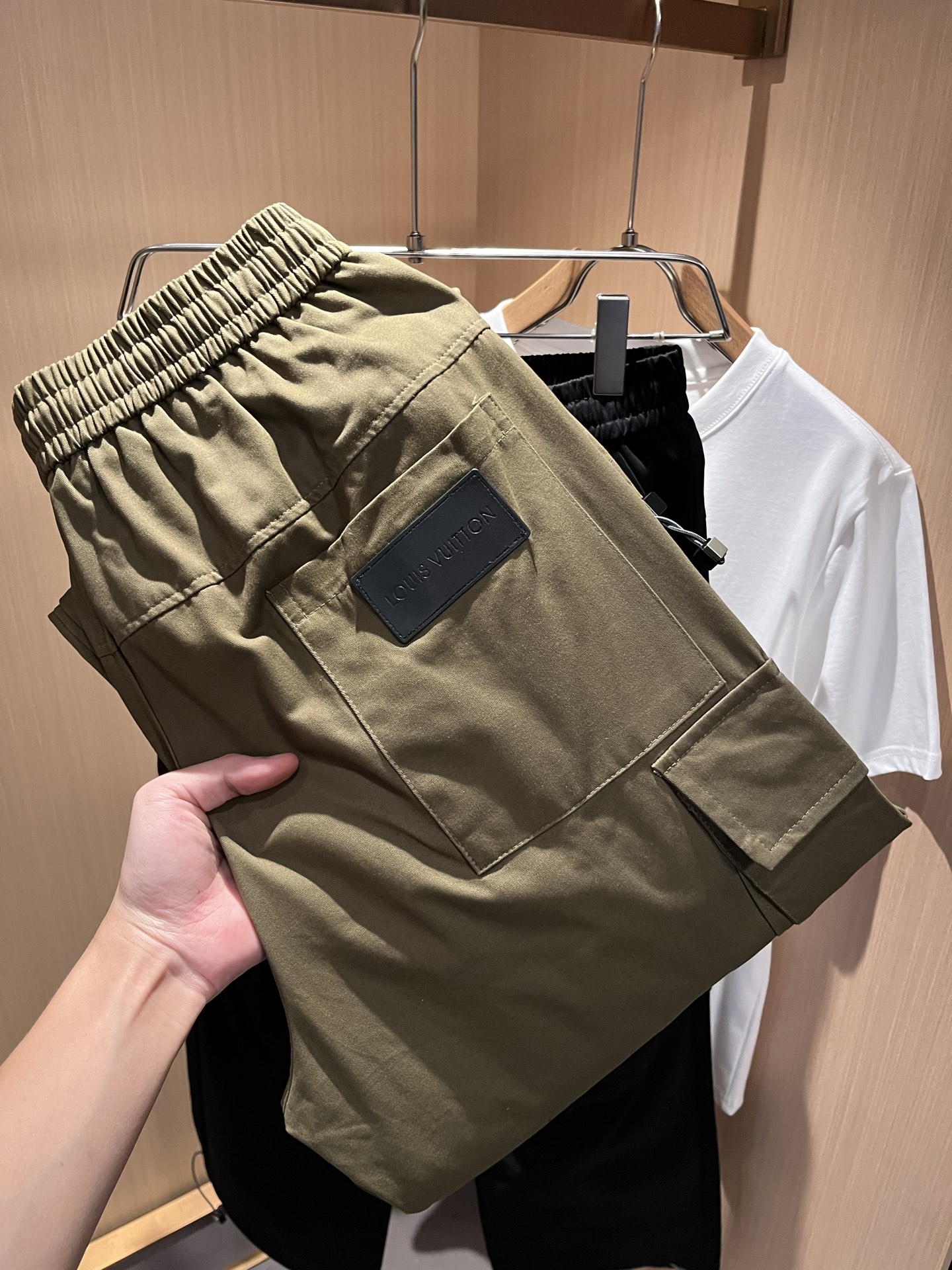  Louls**Vultt*n路易*登 2025春夏新款松紧腰休闲裤 ！标识logo图案皮革修饰！采用双