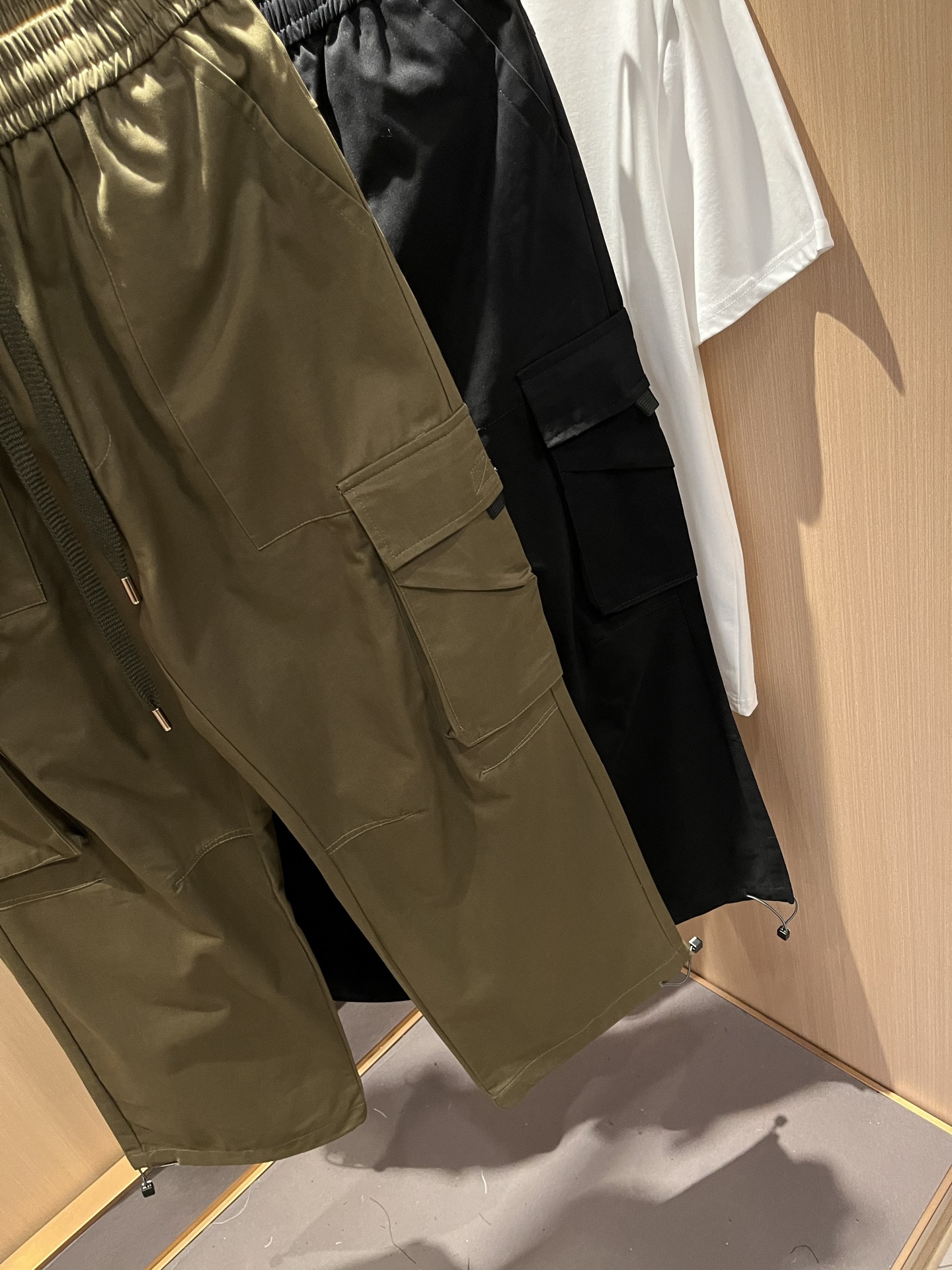  Louls**Vultt*n路易*登 2025春夏新款松紧腰休闲裤 ！标识logo图案皮革修饰！采用双