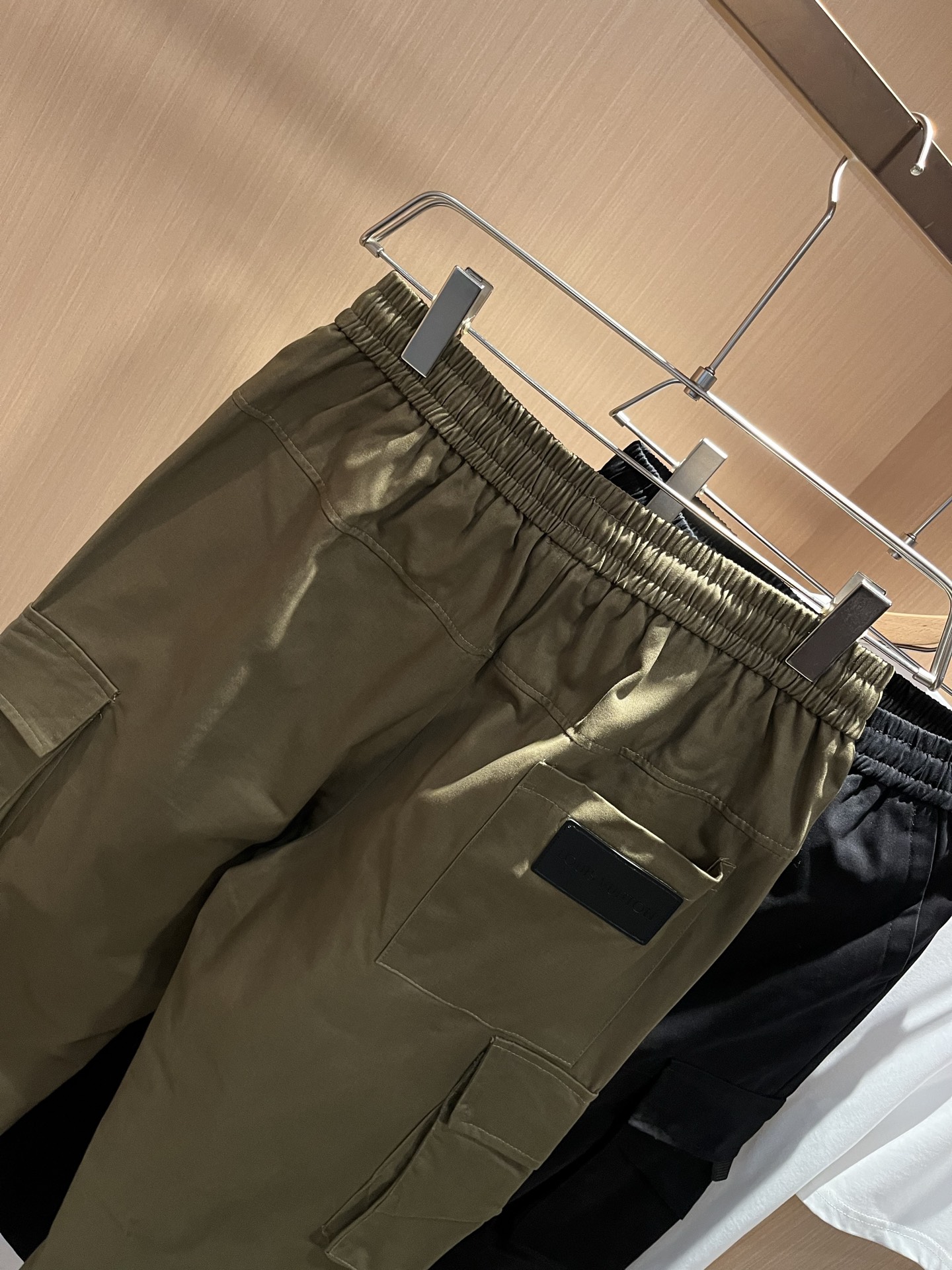  Louls**Vultt*n路易*登 2025春夏新款松紧腰休闲裤 ！标识logo图案皮革修饰！采用双