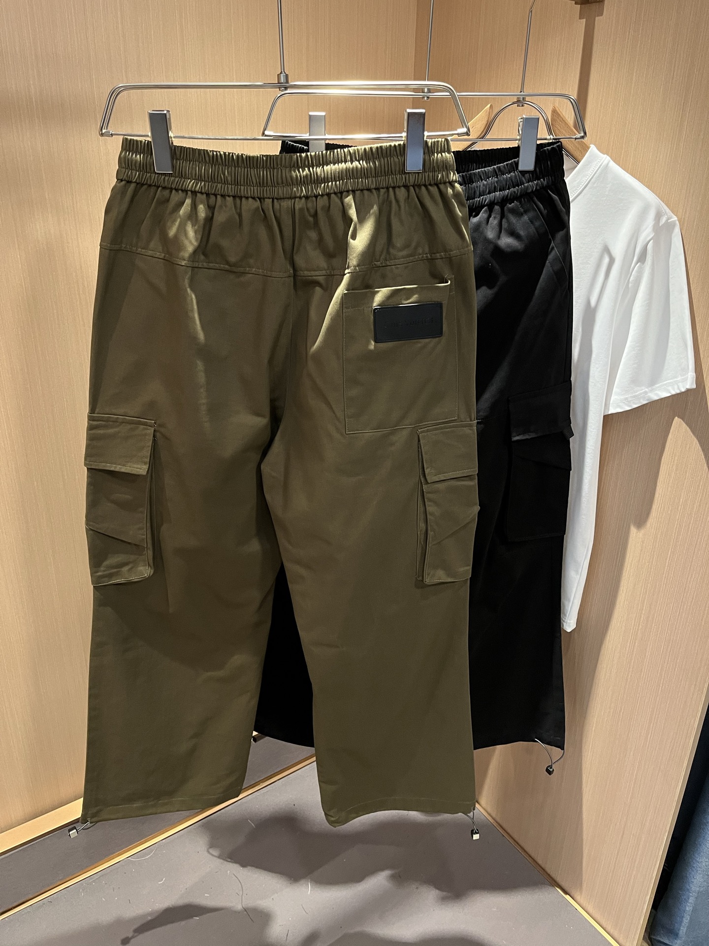  Louls**Vultt*n路易*登 2025春夏新款松紧腰休闲裤 ！标识logo图案皮革修饰！采用双