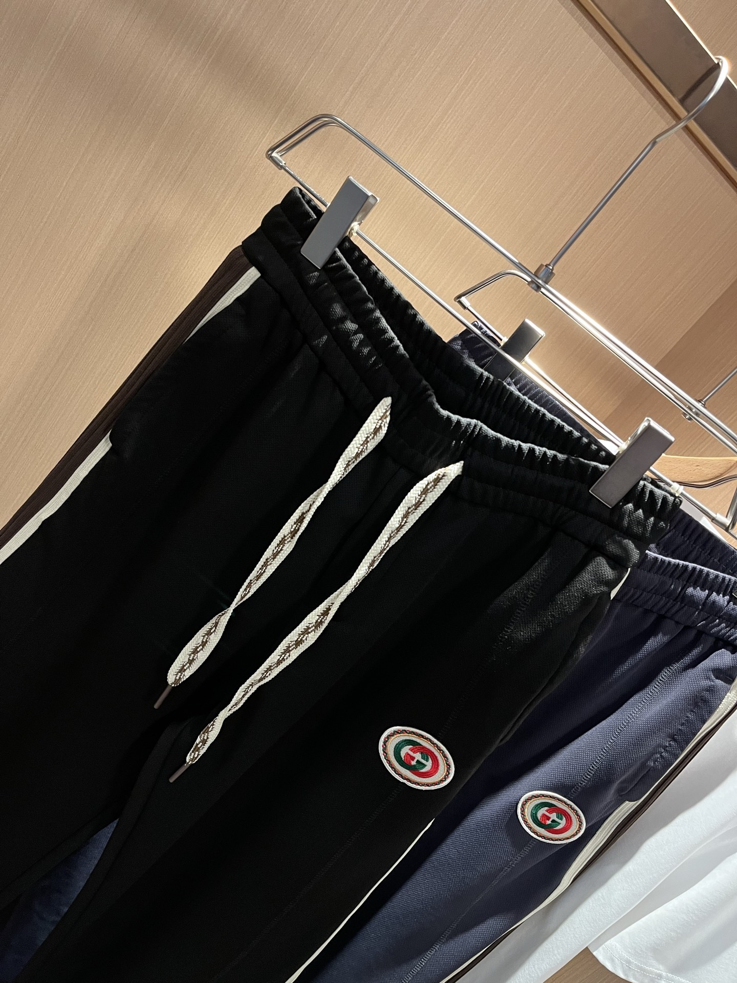  GUC*I古家2025春夏百搭休闲裤，作为高奢潮牌G家经典款式，此款的风格可以说是完美无缺，设计LOG