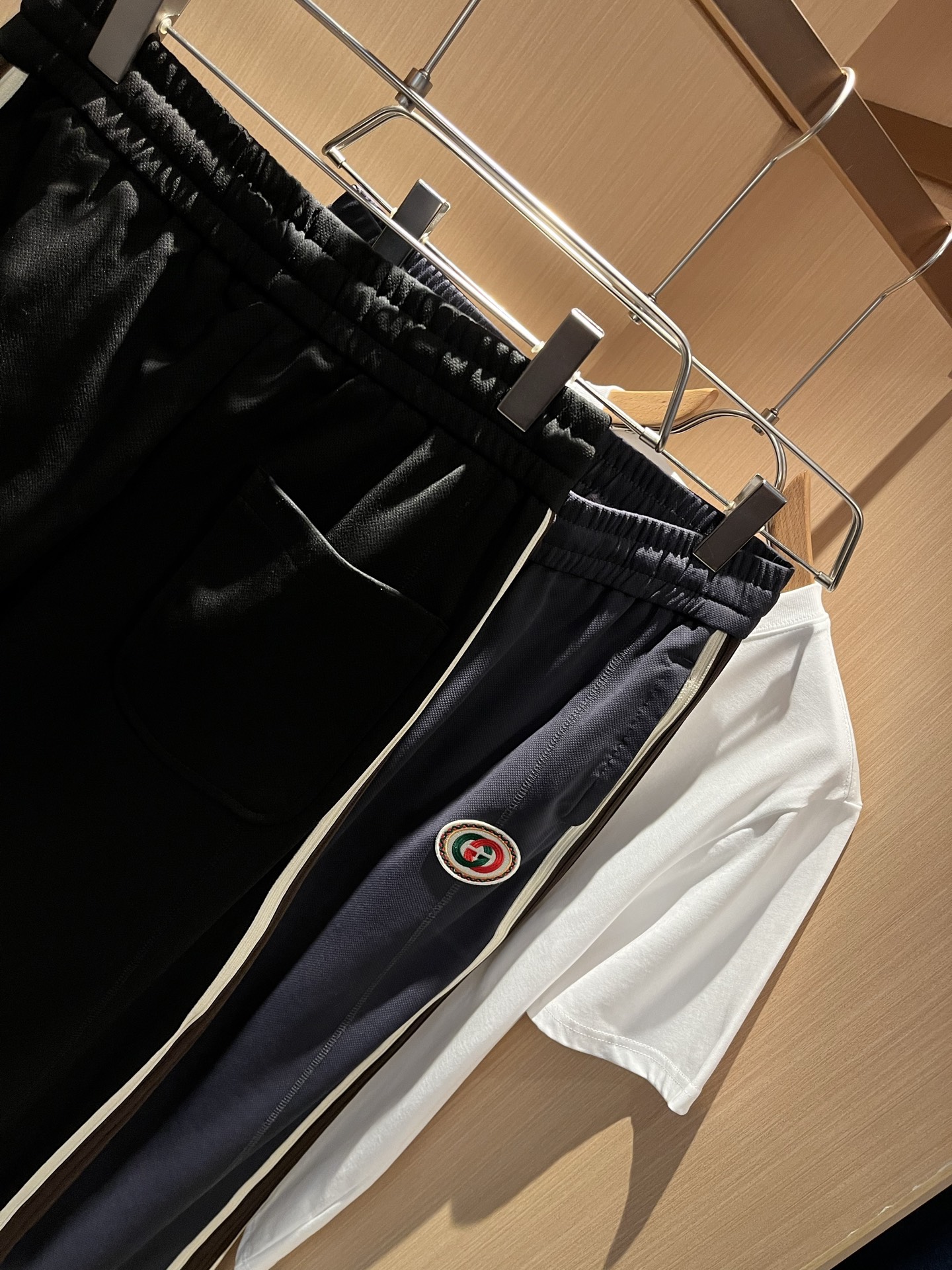  GUC*I古家2025春夏百搭休闲裤，作为高奢潮牌G家经典款式，此款的风格可以说是完美无缺，设计LOG