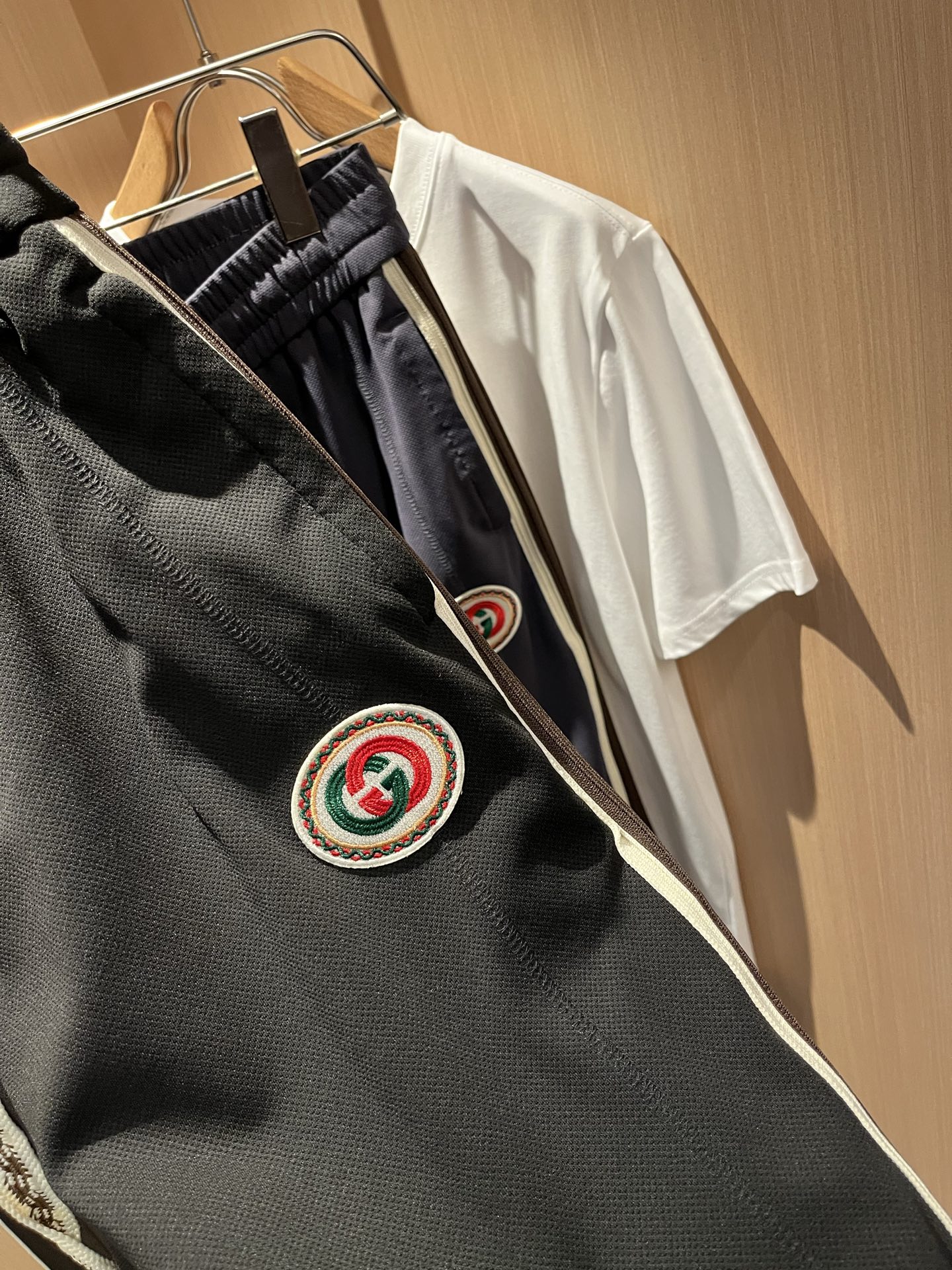  GUC*I古家2025春夏百搭休闲裤，作为高奢潮牌G家经典款式，此款的风格可以说是完美无缺，设计LOG