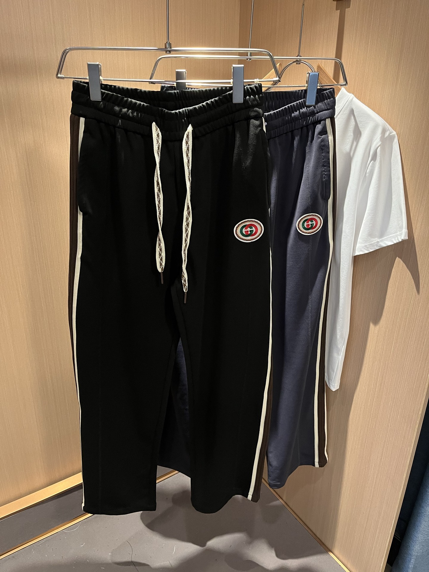  GUC*I古家2025春夏百搭休闲裤，作为高奢潮牌G家经典款式，此款的风格可以说是完美无缺，设计LOG