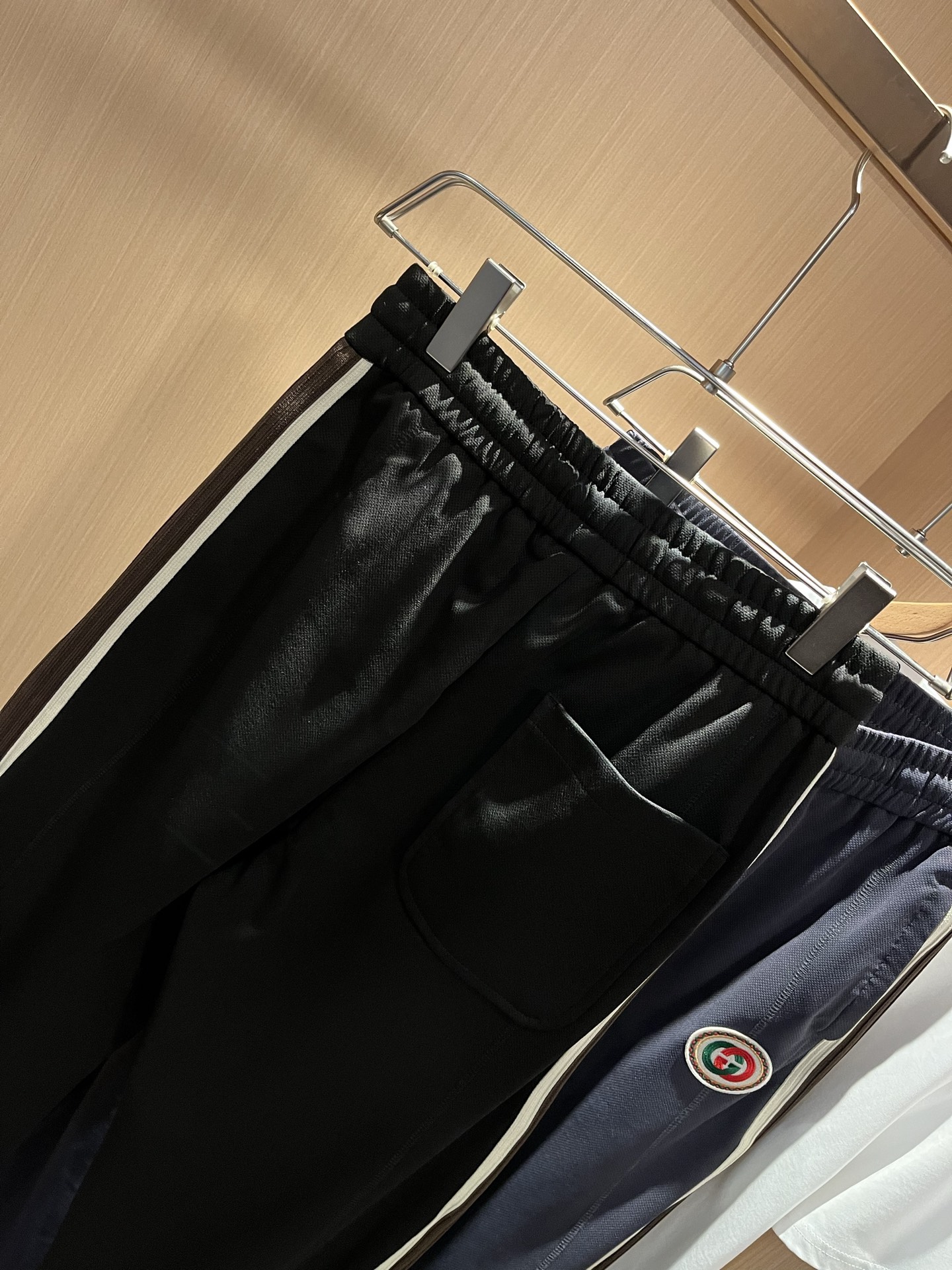  GUC*I古家2025春夏百搭休闲裤，作为高奢潮牌G家经典款式，此款的风格可以说是完美无缺，设计LOG