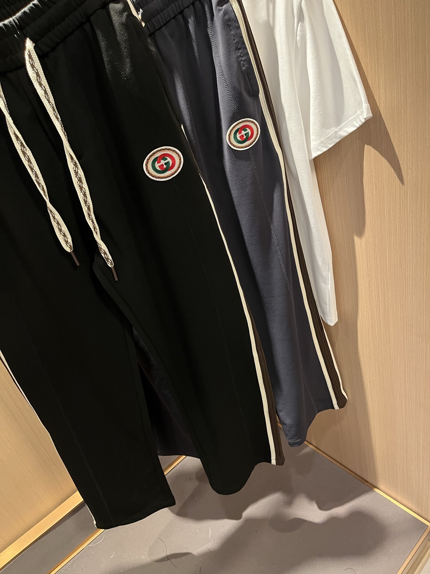  GUC*I古家2025春夏百搭休闲裤，作为高奢潮牌G家经典款式，此款的风格可以说是完美无缺，设计LOG