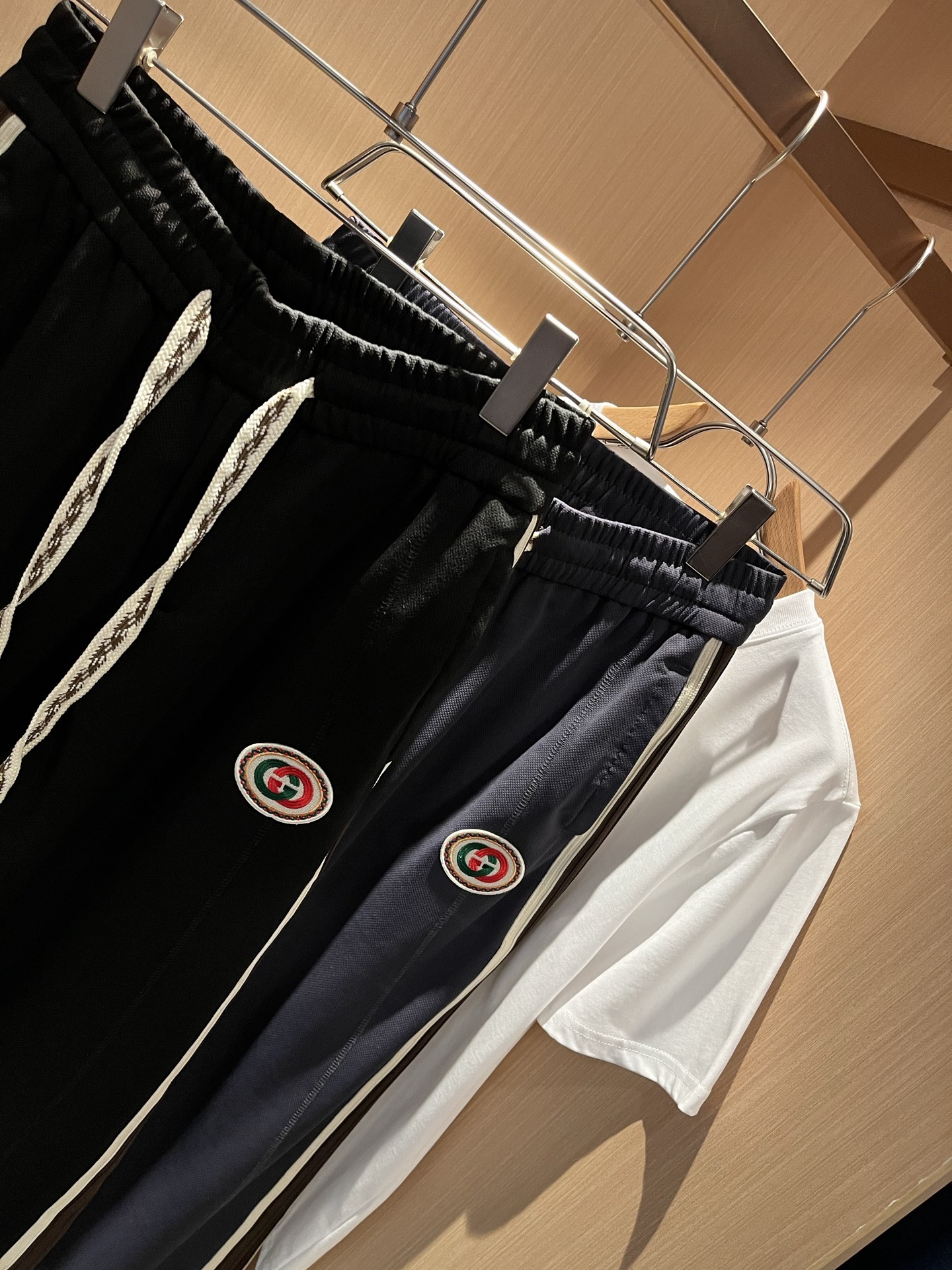  GUC*I古家2025春夏百搭休闲裤，作为高奢潮牌G家经典款式，此款的风格可以说是完美无缺，设计LOG