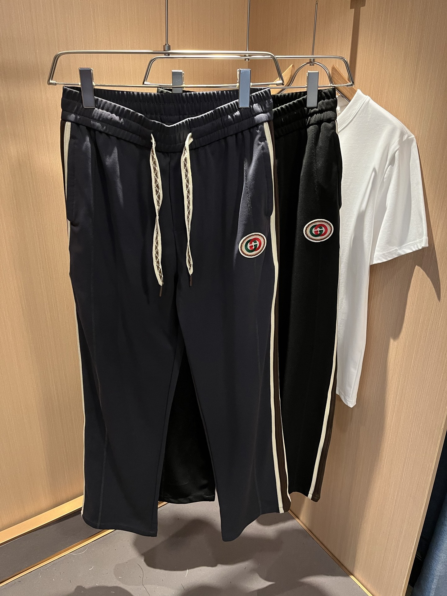  GUC*I古家2025春夏百搭休闲裤，作为高奢潮牌G家经典款式，此款的风格可以说是完美无缺，设计LOG