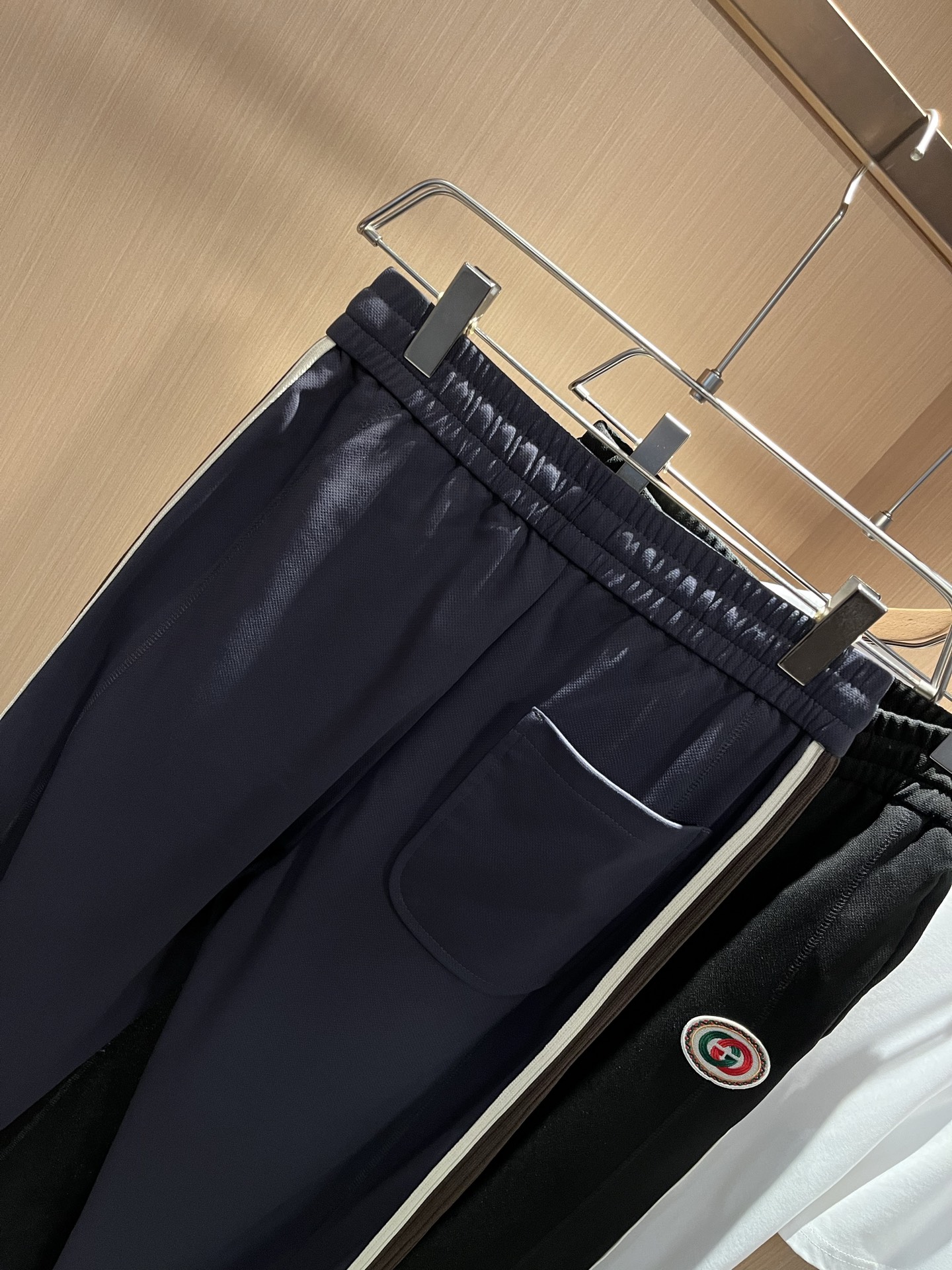  GUC*I古家2025春夏百搭休闲裤，作为高奢潮牌G家经典款式，此款的风格可以说是完美无缺，设计LOG