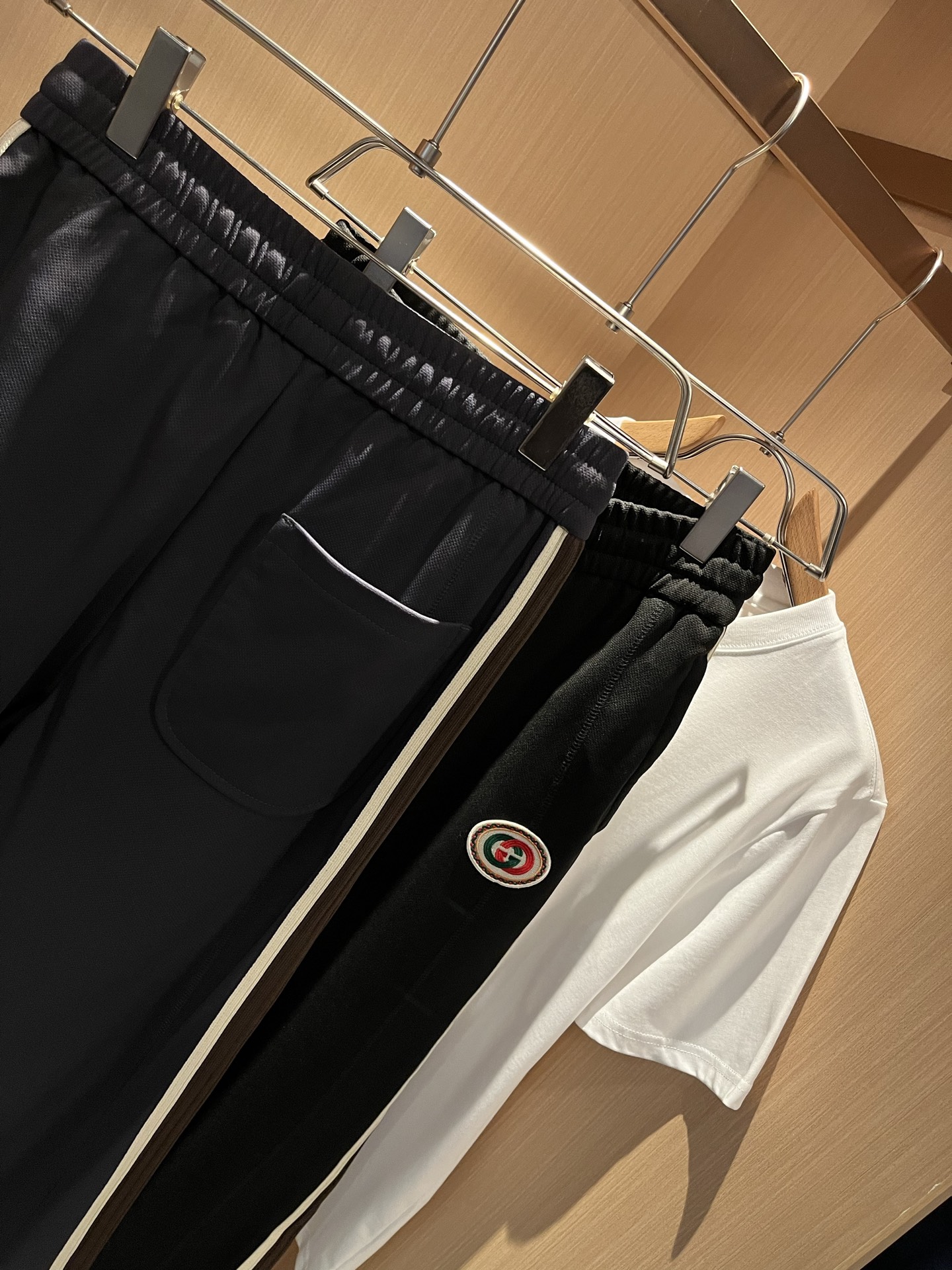  GUC*I古家2025春夏百搭休闲裤，作为高奢潮牌G家经典款式，此款的风格可以说是完美无缺，设计LOG