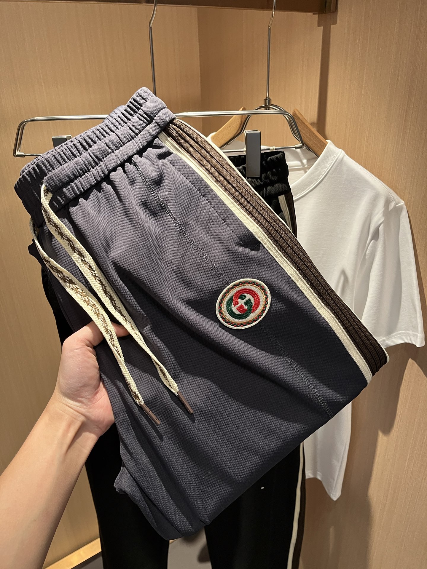  GUC*I古家2025春夏百搭休闲裤，作为高奢潮牌G家经典款式，此款的风格可以说是完美无缺，设计LOG