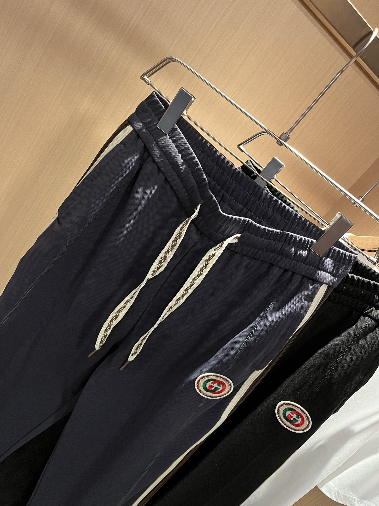  GUC*I古家2025春夏百搭休闲裤，作为高奢潮牌G家经典款式，此款的风格可以说是完美无缺，设计LOG