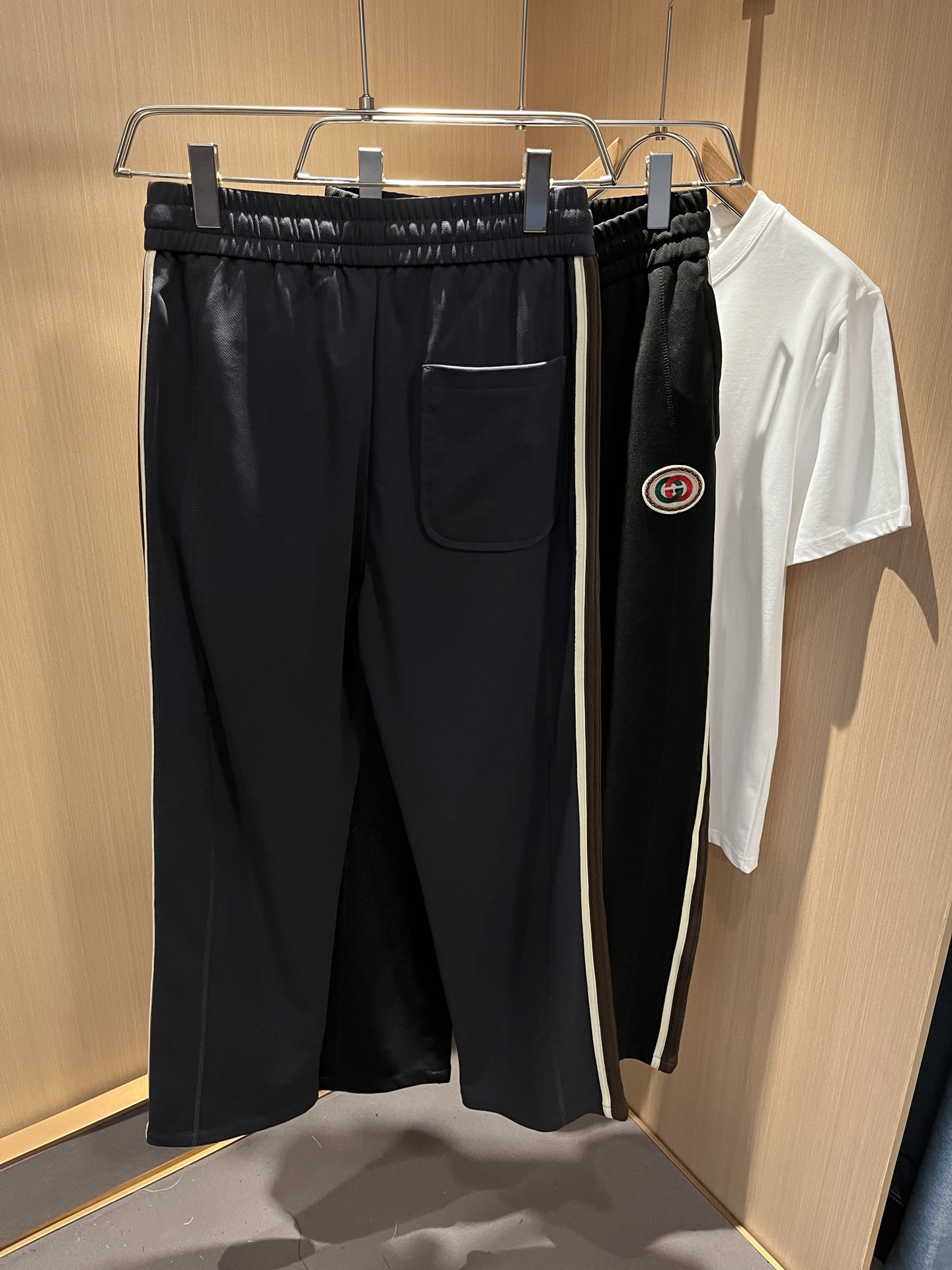  GUC*I古家2025春夏百搭休闲裤，作为高奢潮牌G家经典款式，此款的风格可以说是完美无缺，设计LOG