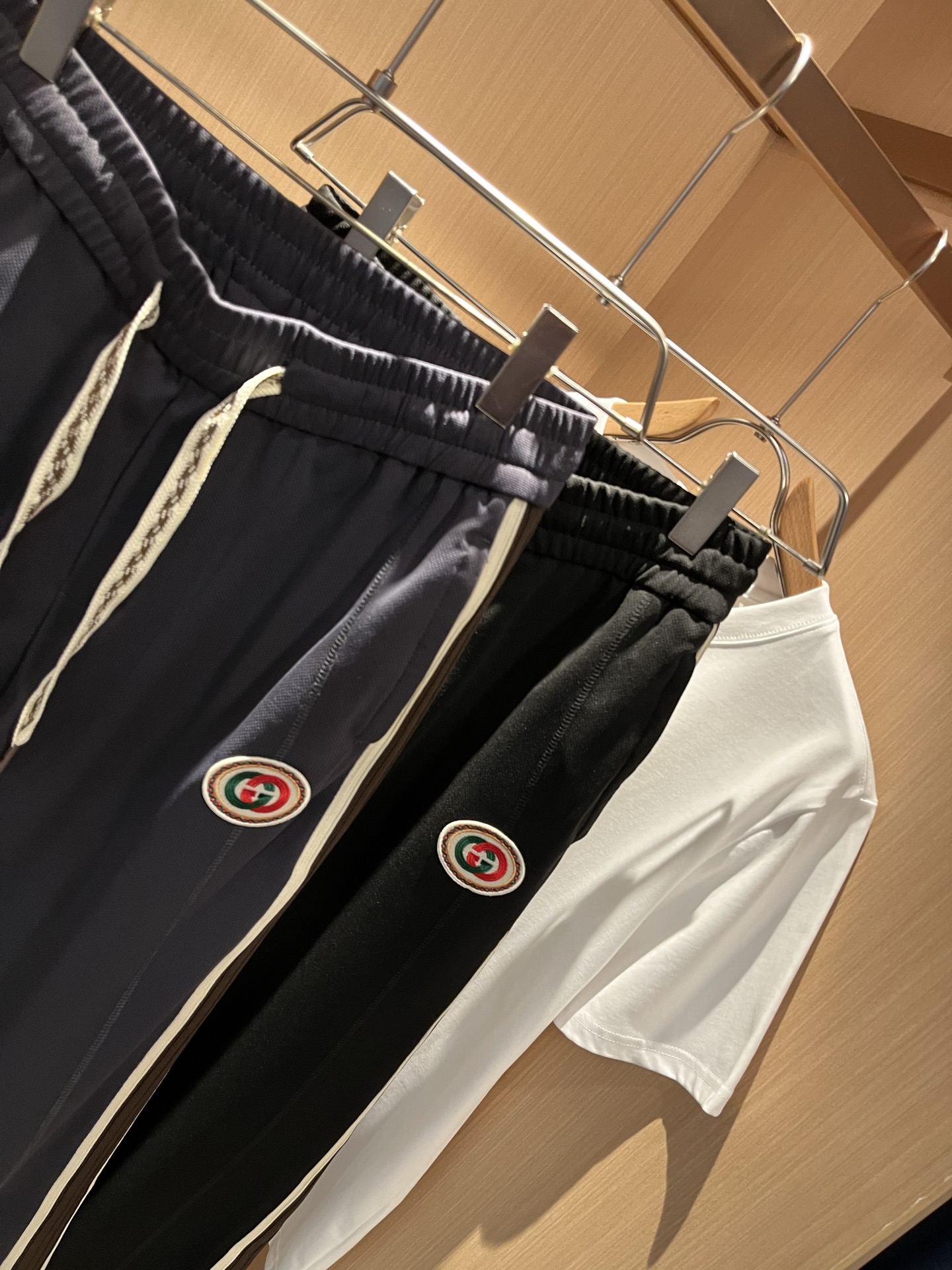  GUC*I古家2025春夏百搭休闲裤，作为高奢潮牌G家经典款式，此款的风格可以说是完美无缺，设计LOG