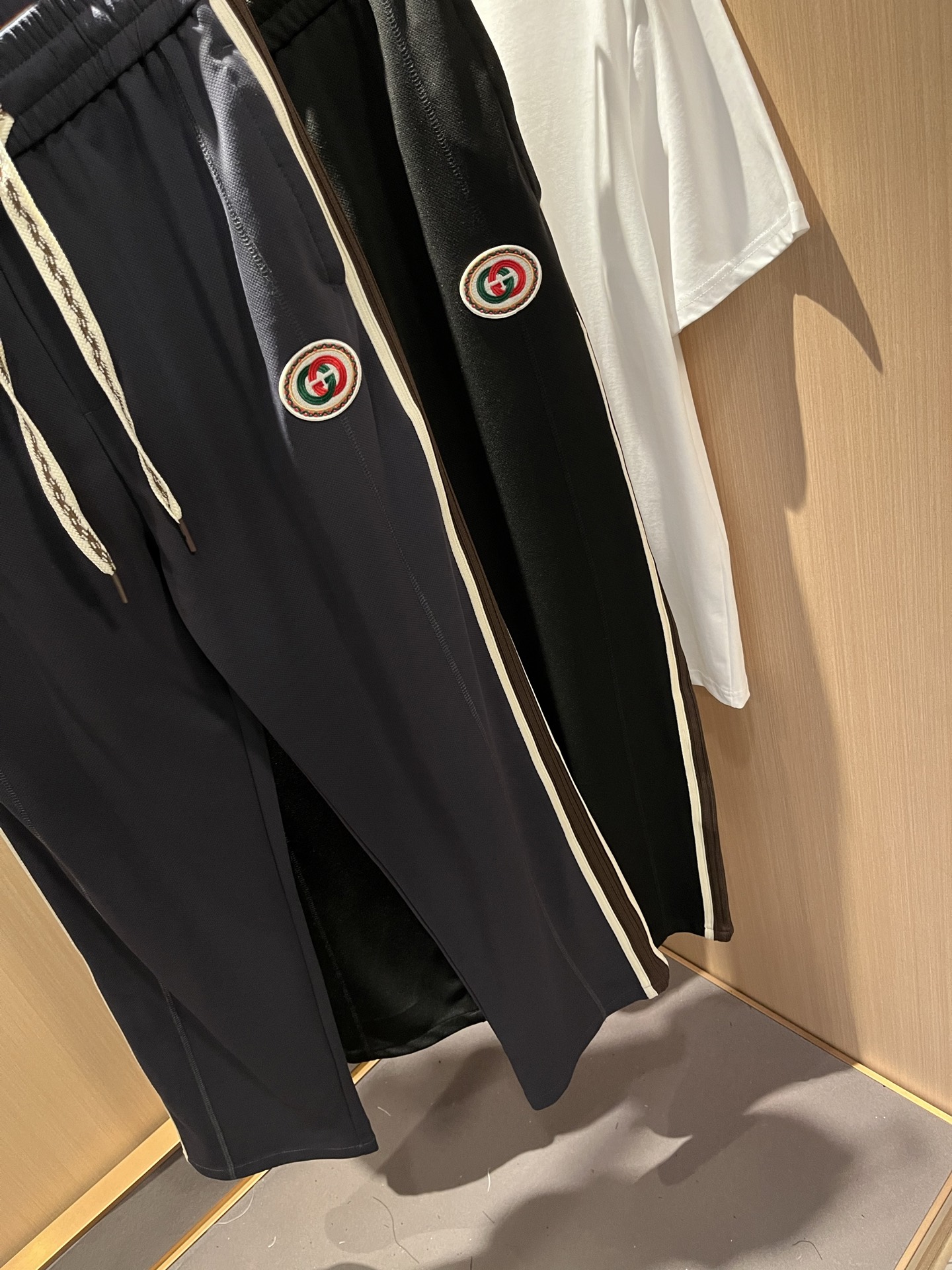  GUC*I古家2025春夏百搭休闲裤，作为高奢潮牌G家经典款式，此款的风格可以说是完美无缺，设计LOG