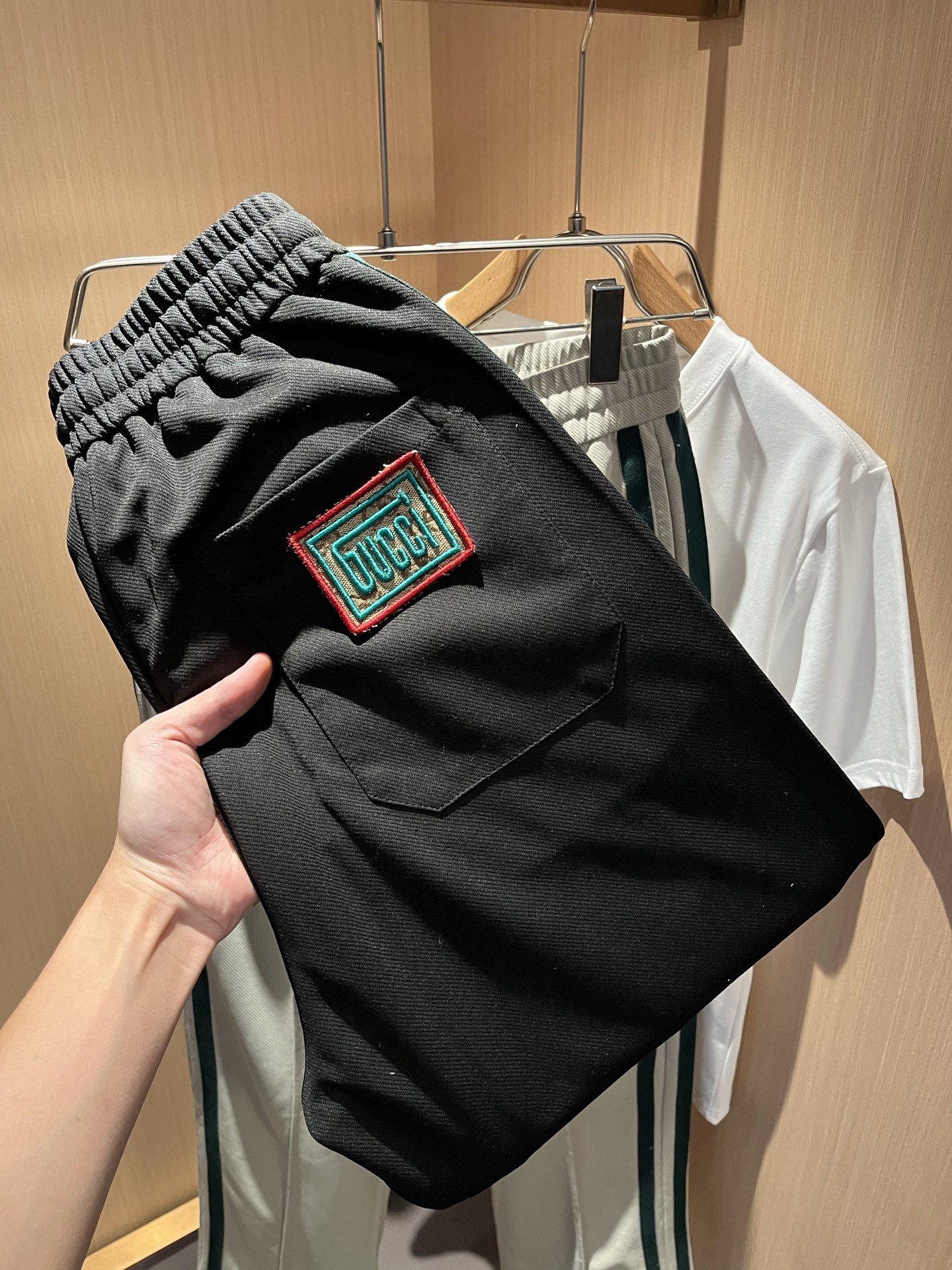  GUC*I古家2025春夏百搭休闲裤，作为高奢潮牌G家经典款式，此款的风格可以说是完美无缺，设计LOG