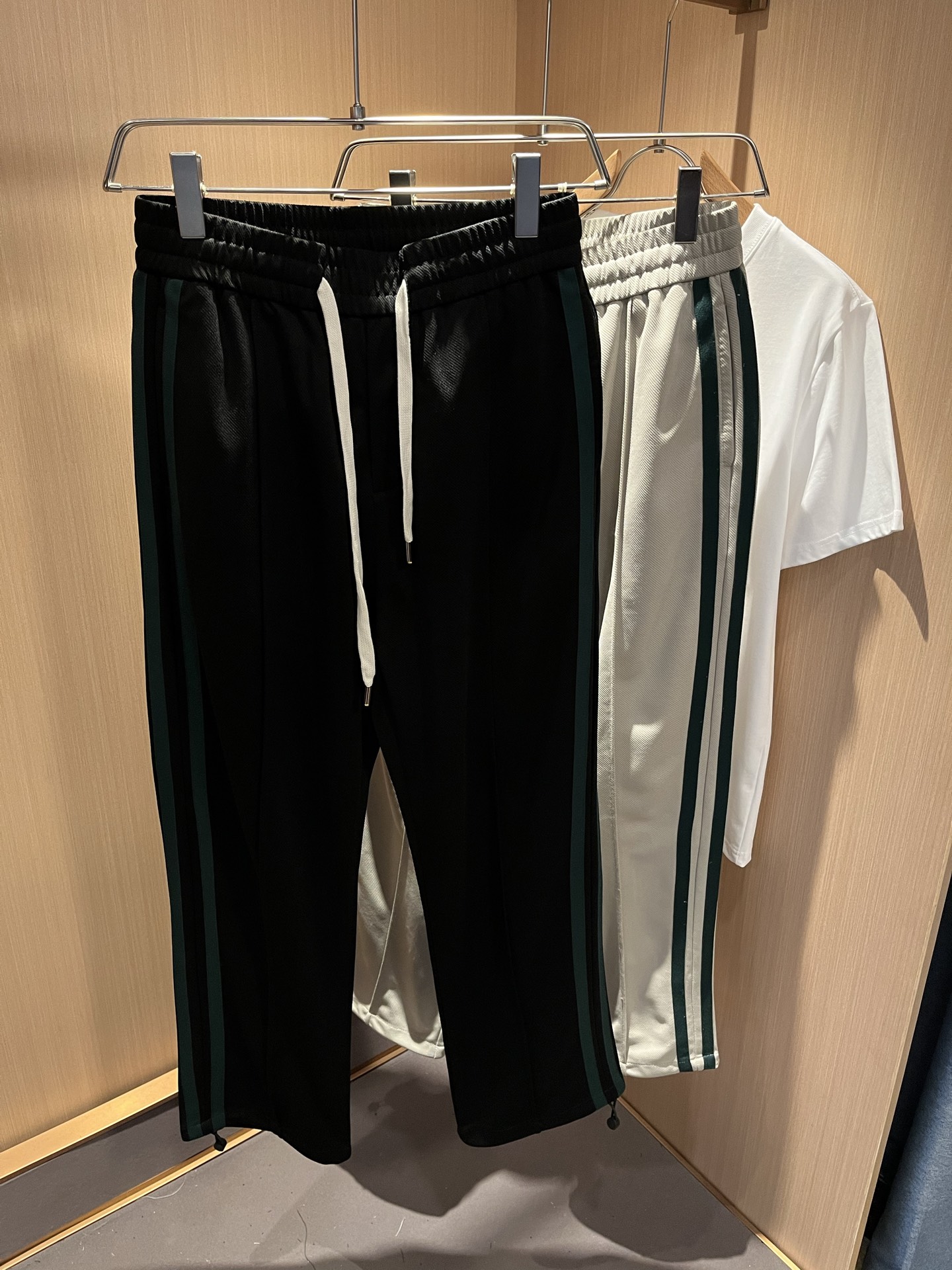  GUC*I古家2025春夏百搭休闲裤，作为高奢潮牌G家经典款式，此款的风格可以说是完美无缺，设计LOG