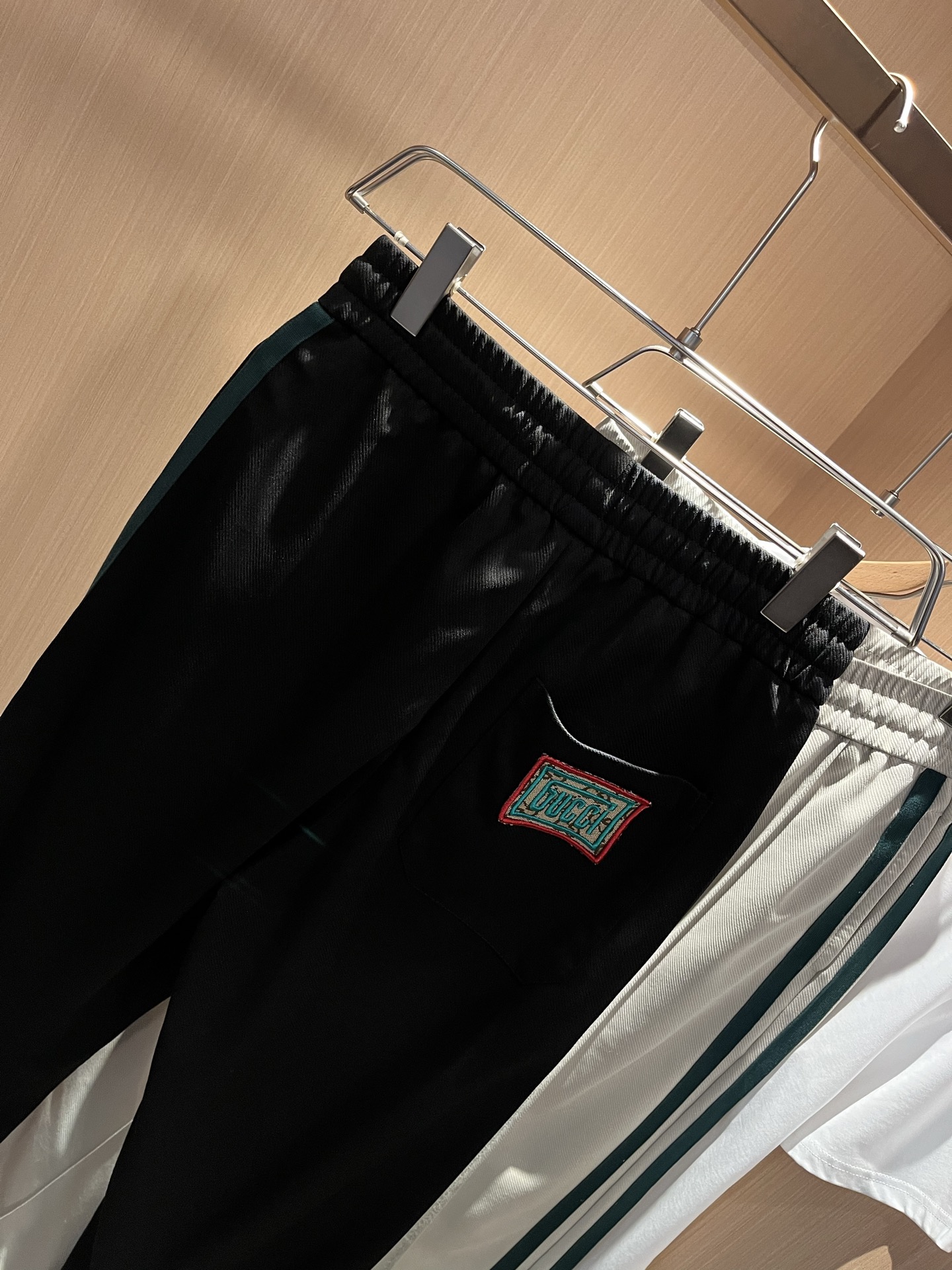  GUC*I古家2025春夏百搭休闲裤，作为高奢潮牌G家经典款式，此款的风格可以说是完美无缺，设计LOG