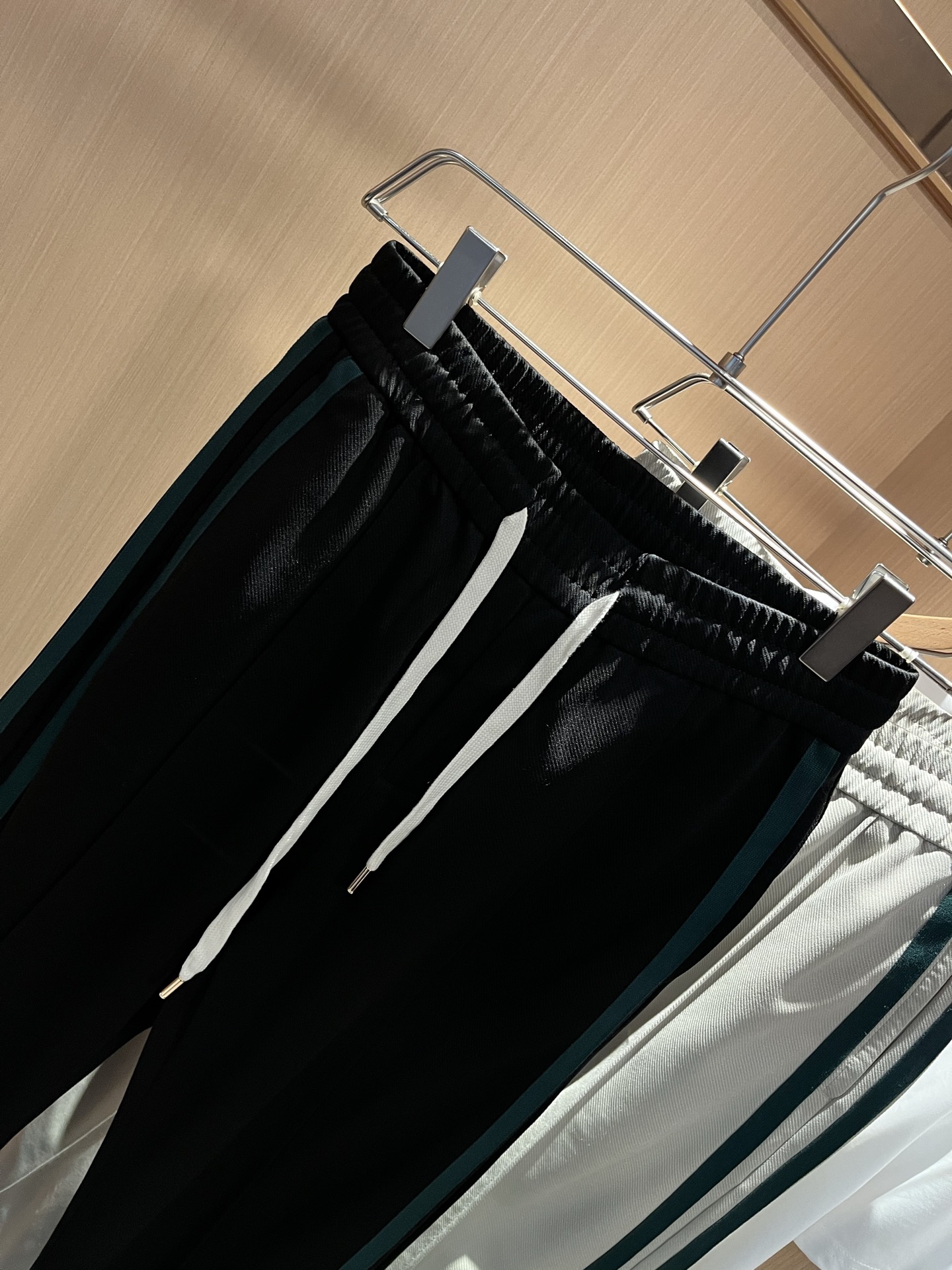  GUC*I古家2025春夏百搭休闲裤，作为高奢潮牌G家经典款式，此款的风格可以说是完美无缺，设计LOG