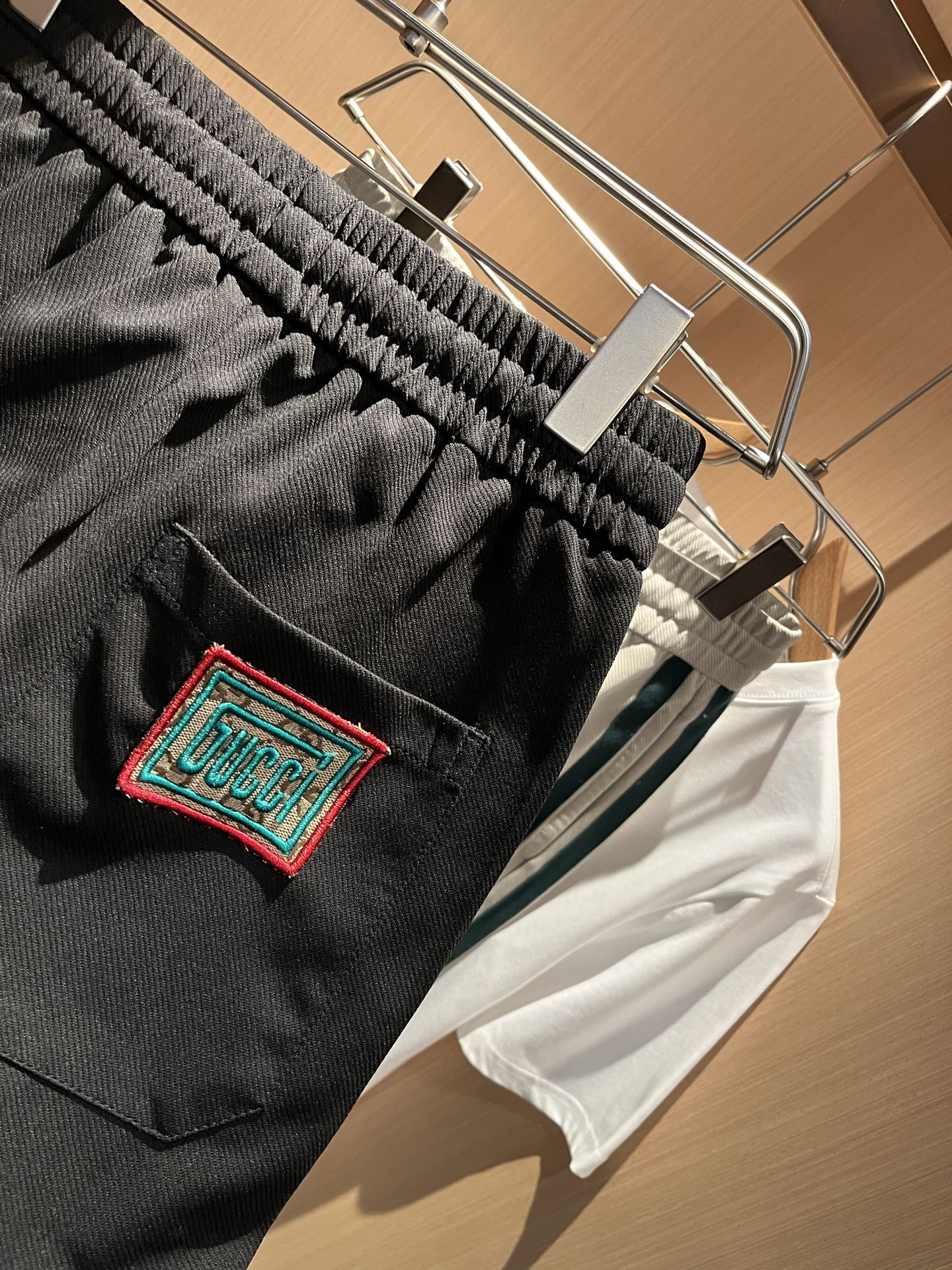  GUC*I古家2025春夏百搭休闲裤，作为高奢潮牌G家经典款式，此款的风格可以说是完美无缺，设计LOG