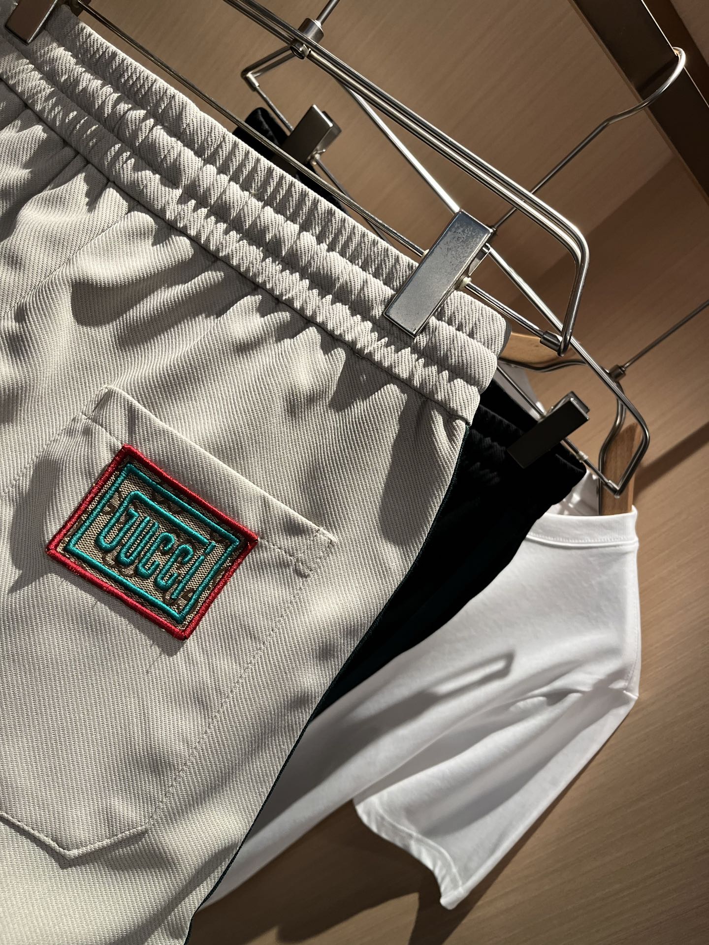  GUC*I古家2025春夏百搭休闲裤，作为高奢潮牌G家经典款式，此款的风格可以说是完美无缺，设计LOG