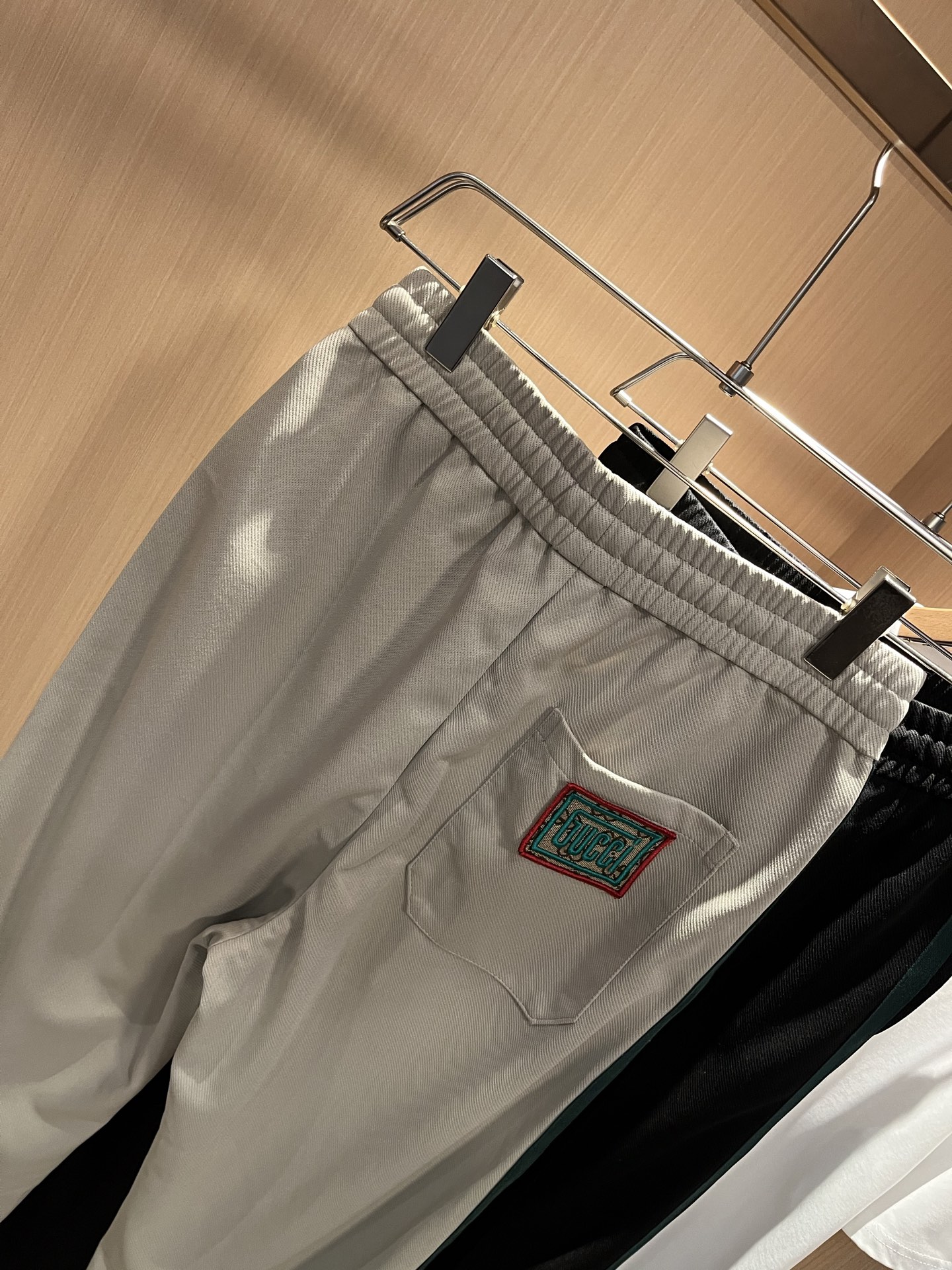  GUC*I古家2025春夏百搭休闲裤，作为高奢潮牌G家经典款式，此款的风格可以说是完美无缺，设计LOG