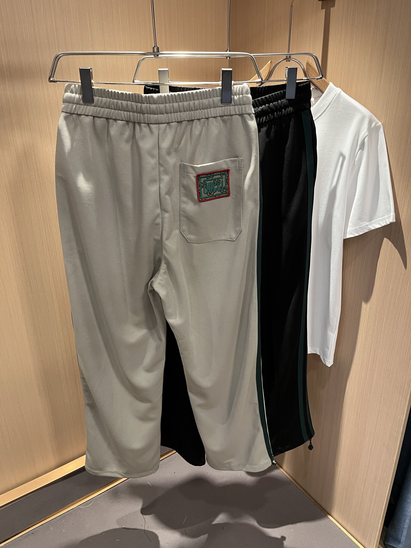  GUC*I古家2025春夏百搭休闲裤，作为高奢潮牌G家经典款式，此款的风格可以说是完美无缺，设计LOG