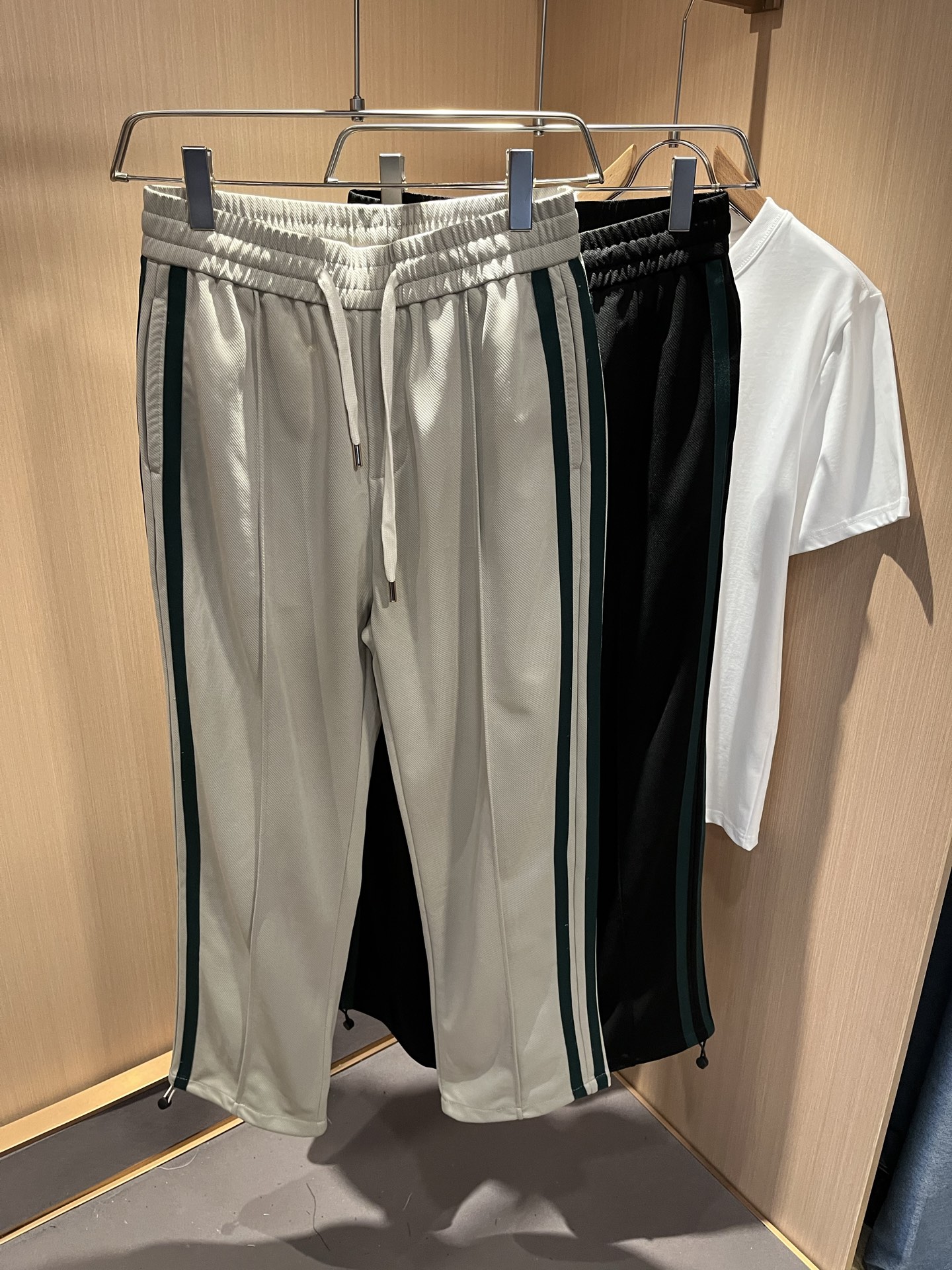  GUC*I古家2025春夏百搭休闲裤，作为高奢潮牌G家经典款式，此款的风格可以说是完美无缺，设计LOG