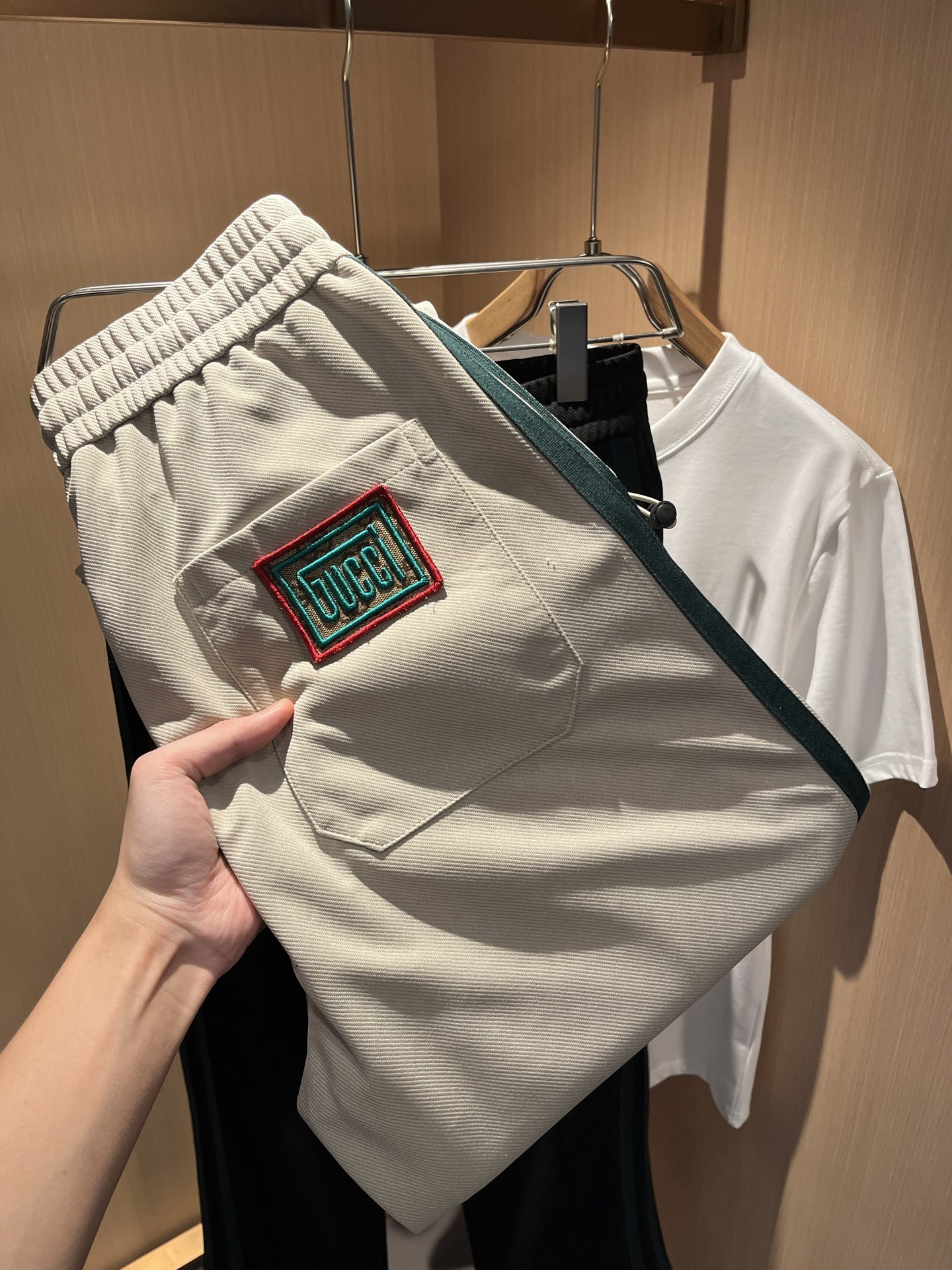  GUC*I古家2025春夏百搭休闲裤，作为高奢潮牌G家经典款式，此款的风格可以说是完美无缺，设计LOG