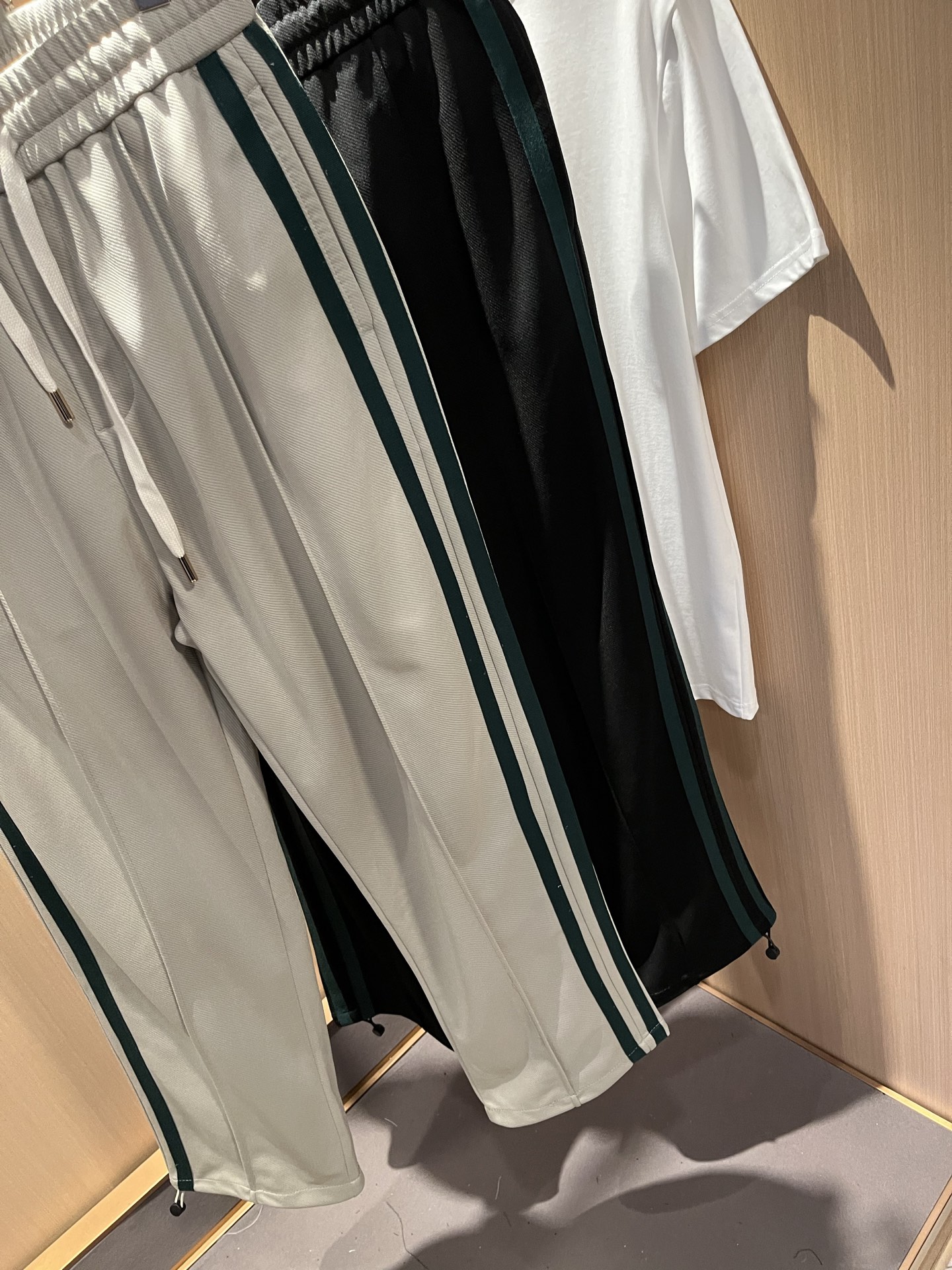  GUC*I古家2025春夏百搭休闲裤，作为高奢潮牌G家经典款式，此款的风格可以说是完美无缺，设计LOG