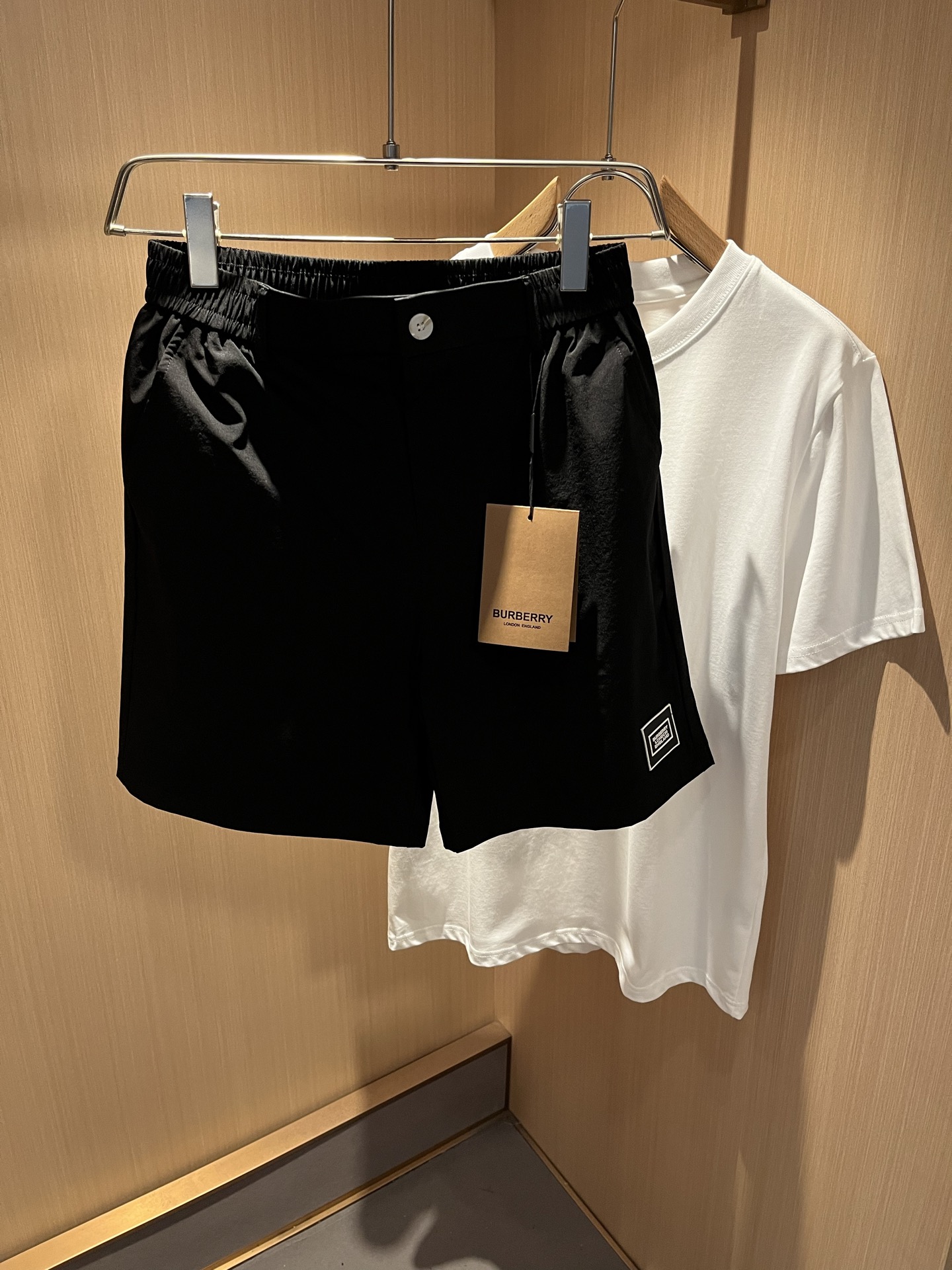 NO:508953,BURBER*Y Ba*li 2025 spring and summer new casual versatile men and women's same casual shorts!  Trading companies have sparse channels and are released on the official website at the same time!  Logo logo pattern badge design!  This T-shirt is made of imported polyester fiber material. The materials used by B are still unscrupulous. It is very suitable for wearing in summer. It is skin-friendly and breathable, giving you the most comfortable and comfortable wearing experience!  Very textured and breathable, with a loose basic style cut, perfect for daily casual wear, so hurry up and buy it!  Size M-3XL, Burberry, shorts, tees, t-shirt, alexander wang19860909BURBER*Y巴*莉 2025春夏新款休闲百搭男女同款休闲短裤！贸易公司渠道稀出,同步官网发售！标识logo图案徽章设计！此款T恤衫甄选客供进口聚酯纤维材质制作而成,B家的用料上依然是无法挑剔的,非常适合夏日里穿着,亲肤透气、给你最极致舒爽的穿着体验！ 非常有质感透气,基础宽松版型裁剪,日常休闲着穿的完美之选,还不赶紧入手！尺码M-3XL,,burberry,shorts,tees，t-shirt,alexander wang,Men's clothing