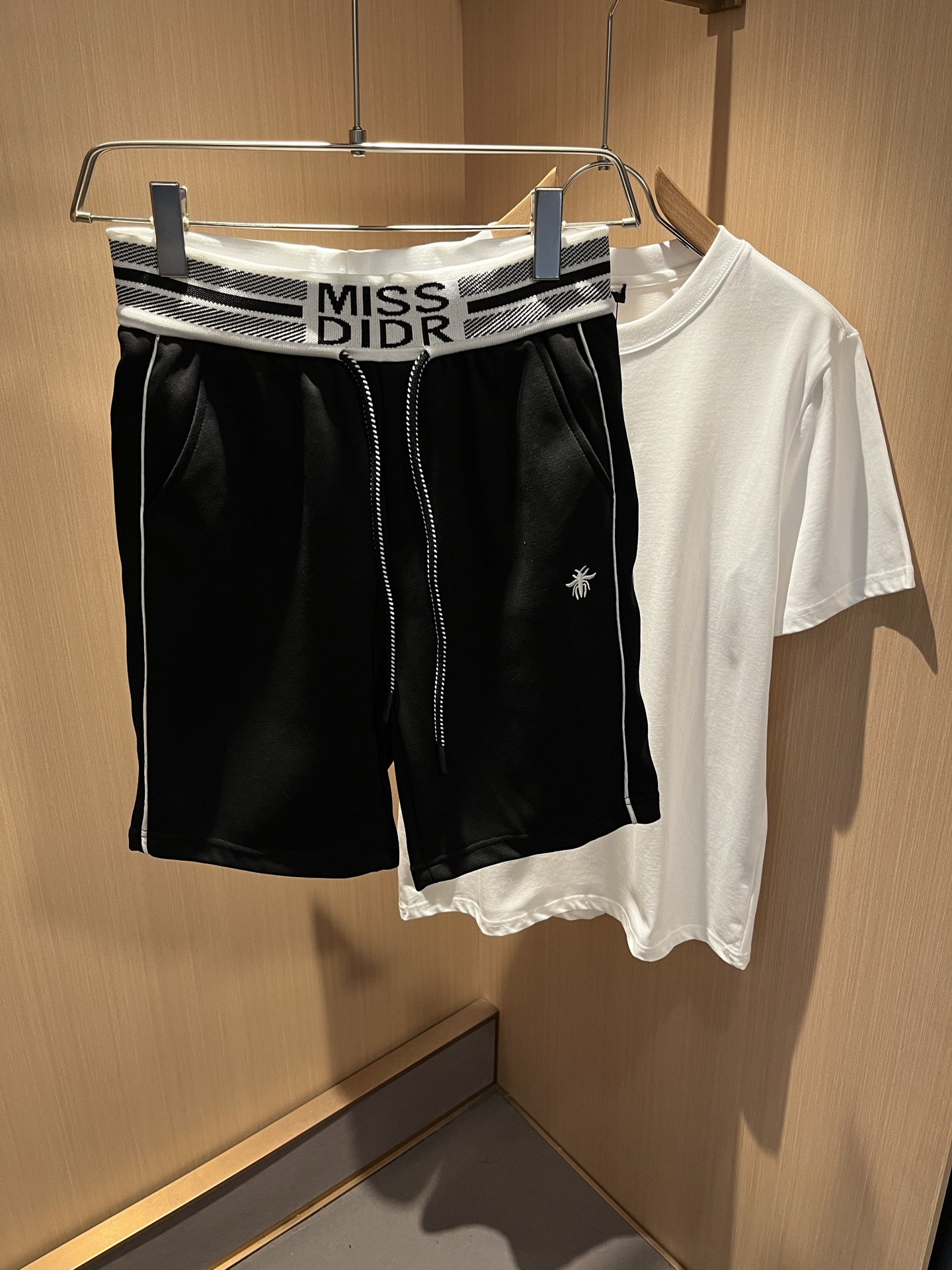 NO:508956,Dio*Di*Ao 2025 spring and summer new styles for men and women, casual workwear sports shorts for men and women, the same style for men and women!  Pants legs logo embroidery design!  Fashionable sports and casual shorts!  The fabric is made of imported pure cotton!  Made of exclusive pure cotton fabric, the fabric feels solid, warm, soft and soft, and it is very skin-friendly and comfortable to wear. It is the first choice for shorts in summer!  Manman brand logo products!  Integrate the avant-garde street atmosphere into this item, exuding a sense of vitality and youthful fashion!  Casual short pants cut out, easy to control for both men and women!  Recommended treasures that are hard to come by, don’t miss them if you like them!  Size M-3XL, dior, shorts, alexander wang19860909Dio*迪*奥 2025春夏新款男女同款休闲工装运动短裤,男女同款！裤腿logo刺绣设计！时尚运动休闲短裤！面料采用进口纯棉材质！专属纯棉面料制作而成,面料手感瓷实温厚软糯,贴身穿着非常的亲肤舒适,夏天里的短裤首选！满满品牌标志产品！将前卫的街头气息融入进这款单品之中,散发着满满的活力与青春时尚感！休闲的短款裤装版型裁剪,无论男女皆可轻松驾驭！可遇不可求的宝藏好物推荐,喜欢的千万不要错过！尺码M-3XL,,dior,shorts,alexander wang,Men's clothing