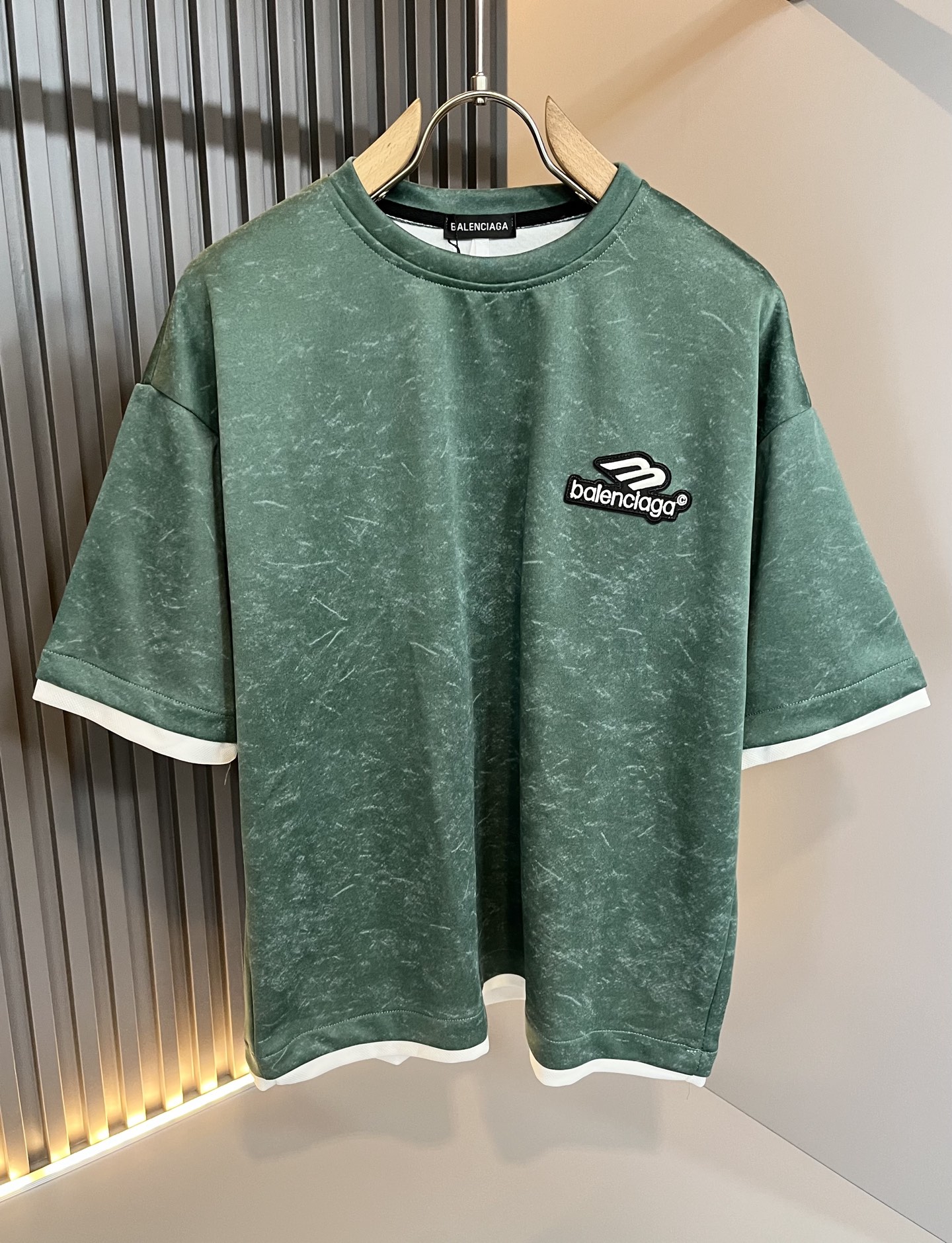 NO:445049,BALENCIA* Paris* Home The latest casual set in spring and summer, with the same embroidery logo design for men and women!  Trading companies have sparse channels and are released on the official website at the same time!  Basically, it will have its back every season, and I look forward to the performances of all trendy men and women!  This model is made of top-grade pure cotton washing water materials!  It is hard to pick on whether it is skin-friendly or breathable when worn in close-fitting!  The upper body looks very white and supports the complexion of the skin!  Loose style cut, both men and women can easily match your own fashionable and high-end outfit!  Size M-4XL, balenciaga, alexander wang19860909BALENCIA*巴黎*家 春夏最新款休闲套装,男女同款刺绣logo设计！贸易公司渠道稀出,同步官网发售！基本每一季都会有它的背影所在,期待着所有潮男潮女们的演绎！此款选用客供顶级纯棉洗水材质打造！贴身穿着亲肤感与透气性都无法挑剔！上身非常的显白承托肤色！宽松版型裁剪,无论男女皆可轻松搭配出属于自我的时尚高级穿搭！尺码M-4XL,,balenciaga,alexander wang,Men's clothing