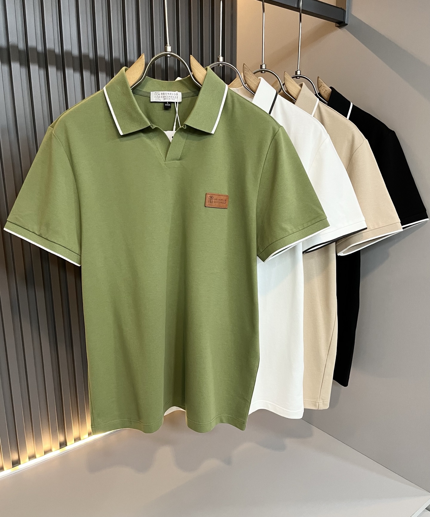 NO:445050,BC-Brunello Cucineli Spring and Summer New Men's Short-Sleeve Polo Shirt, a fashionable and versatile item that many celebrities love to wear!  The LOGO leather on the chest is super beautiful. Friends who like classic and simple must not miss this one!  The calm and atmospheric brand style has always been favored by the upper class! It is also the best choice for fashionable items!  The upper body is so handsome, highly recommended!  !  !  In addition to its brand added value, the biggest attraction of this short sleeve is that this short sleeve has a high cost-effectiveness in terms of color and material!  Customized original exclusive mesh cotton material design!  Environmentally friendly washing, customized fabrics, pre-shrinkage treatment to ensure a crisp style. The combed cotton fabric feels super soft and smooth and sweat-absorbing!  The wash water does not deform, the feel is comfortable and smooth, the upper body is soft and comfortable, the classic fashionable lapel design is simple and not complicated, and it is very pleasing to the eye!  Code number M-3XL, brunello cucinelli, T-shirt, alexander wang19860909BC-Brunello Cucineli 春夏新款男士短袖Polo衫,众多明星都爱穿的时尚百搭单品！胸前LOGO皮革超级好看,喜欢经典简约的朋友,一定不能错过了这款！沉稳大气的品牌风格一直以来备受上层人士的青睐!也是时尚单品的不二之选！ 上身帅到爆了,强烈推荐！！！这件短袖最大的吸引力除了他本身的品牌附加值,更加肯定的是这款短袖无论在颜色搭配还是材质上都有很高的性价比！ 定制原版专属网眼棉材质设计！环保水洗,定制面料,预缩处理,确保版型的挺括,精梳棉面料手感超柔顺滑又吸汗！洗水不变形,手感舒适顺滑,上身柔和舒适,经典的时尚翻领设计,精简不繁,很是耐看！码数M-3XL,,brunello cucinelli,T-shirt,alexander wang,Men's clothing