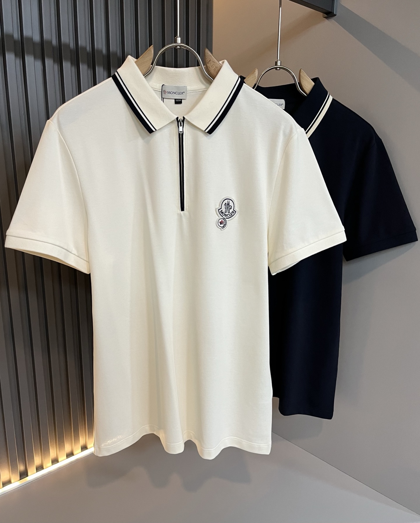 NO:445063,MON Meng** Mouth Spring and Summer New Men's Original Single Men's Short-Sleeved POLO Shirt, Trading Company Product, and the official website is available at the same time!  This type of basic items is a must-see every season. It is equipped with imported pearl mesh cotton, which has both comfort and breathability, and is fully equipped with overall visual value. It has a logo embroidery badge on the chest!  A single item with extremely high dressing rate!  Standard style and tailoring, comfortable stretching, and unrestrained exercise!  The lapel design meets the needs of simple styles, while having strong practical wearability, high-end, atmospheric and high-end!  Universal and versatile model. Size M-3XL, T-shirt, alexander wang19860909MON蒙**口春夏新款男士原单男士短袖POLO衫,贸易公司货,官网同步发售！此类型的基础单品是每季必出现的,客供进口珠地网眼棉,舒适性与透气性兼备,整体视觉值满分,胸前标志logo刺绣徽章修饰！穿搭率极高的单品！版型剪裁标准,伸展舒适,运动无拘束！翻领的设计在满足简约的风格上的需求同时,实穿性强,高端大气上档次！ 万能百搭款.尺码M-3XL,,T-shirt,alexander wang,Men's clothing