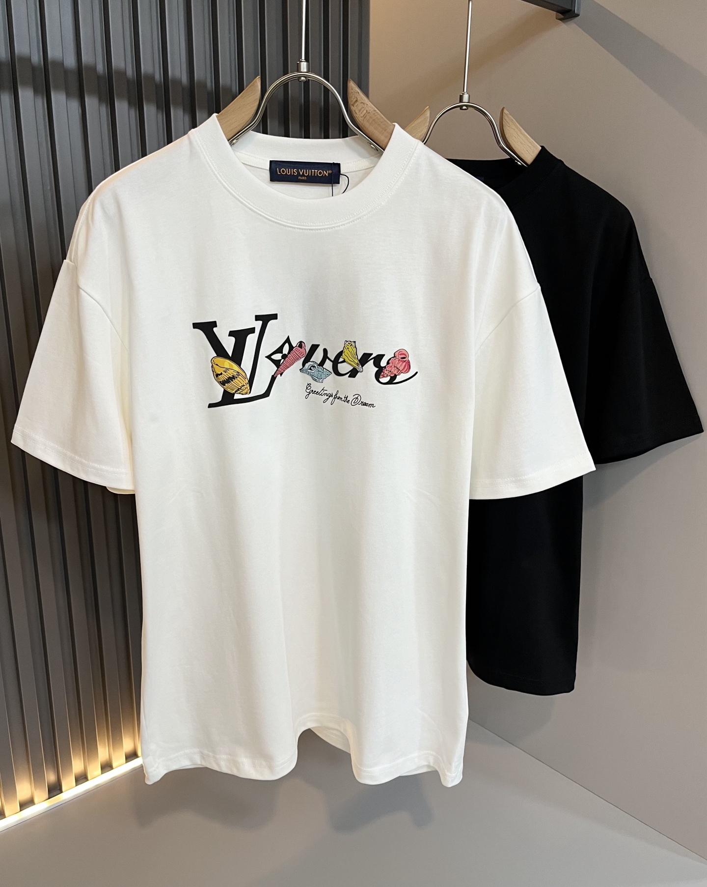 NO:445088,LouisVuitt*Louis*Deng The new spring and summer series of items are launched, a very fashionable and avant-garde short-sleeved T-shirt for men and women, with logo logo pattern glue-touching!  Different from the past, it declares the design concept that has been passed down for many years in the brand!  Its eye-catchingness is no less than any classic style, perfectly presenting the fashionable, high-end and luxurious feeling in front of the world!  Made of imported cotton materials, selected high-quality pure cotton fabrics, soft and soft to the touch, the real thing is definitely beyond your imagination, close to the body and breathable, even if you sweat profusely, you will not feel greasy or stuffy, and will bring sweating and moisture absorption to the extreme!  Size M-3XL, louis vuitton,louis vuitton,t-shirt,tees,t-shirt,alexander wang19860909LouisVuitt*路易*登 春夏全新系列单品上线,非常时髦前卫的一款男女同款短袖T恤,标识logo图案压胶修饰！区别于以往的不同,宣示品牌传承多年的设计理念！其吸睛度完全不亚于任何经典款式,将时髦高级感与奢华感完美呈现在世人眼前！客供进口全棉材质制成,精选优质纯棉面料,触感软糯亲肤细腻,实物到手绝对超乎你的想象,贴身无比舒适透气,即便是汗流浃背也不会有腻身及闷热感可言,将排汗吸湿性发挥到了极致！尺码M-3XL,,louis vuitton,louis vuitton,T-shirt,tees，t-shirt,alexander wang,Men's clothing