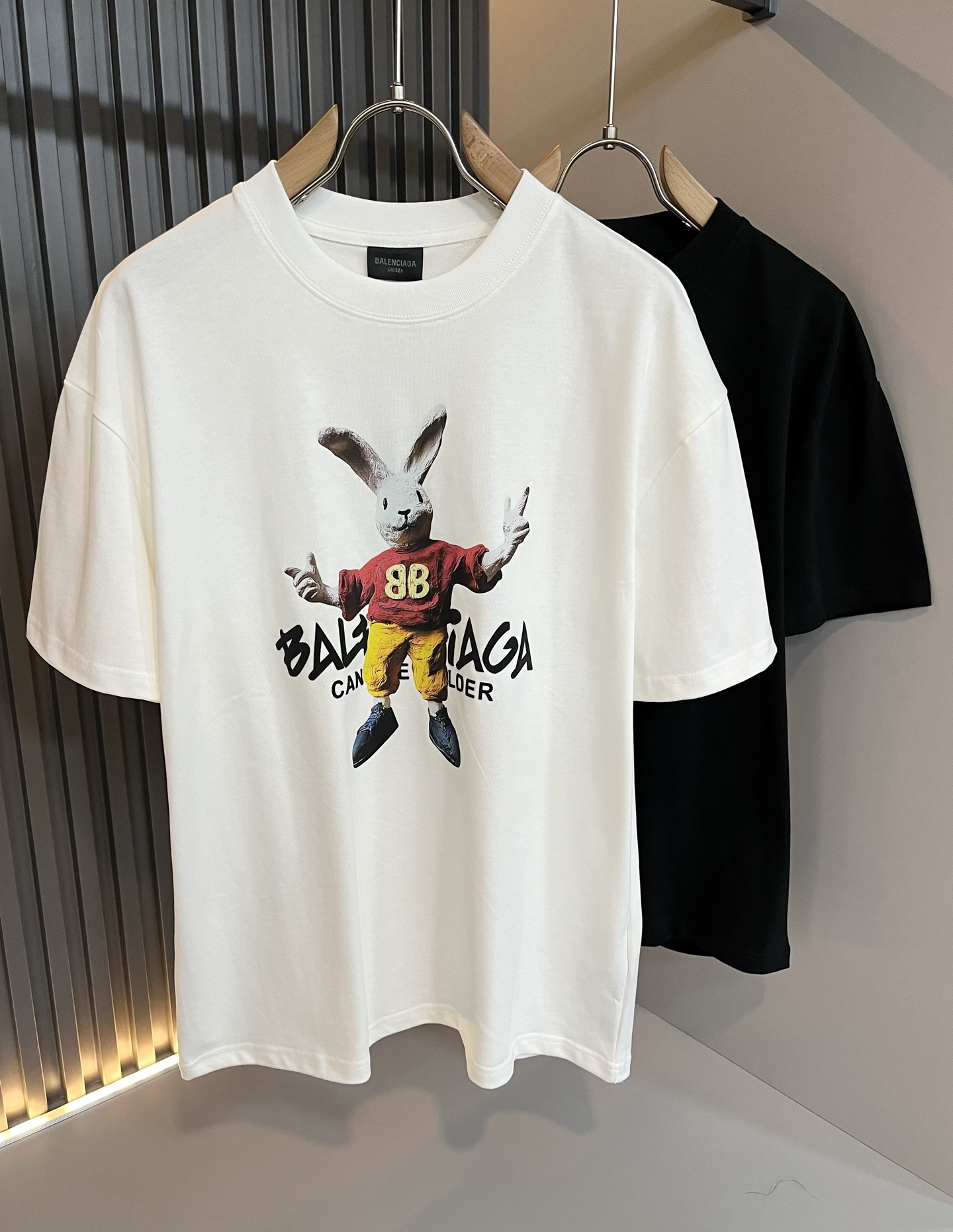 NO:445045,BALENCI*GA Paris* Home Spring and summer new short-sleeved T-shirt for men and women!  Fashionable casual short-sleeved T-shirt with catwalk pattern prints!  Design logo glue pressing design!  The most designed and selected customer-supplied 260g pure cotton fabric, which feels soft and skin-friendly, is comfortable and breathable, and you can’t picky about the real thing!  Loose, small, shoulder-dead round neck cut, genderless couple mixed styles, opening up a new fashion charm!  Differentiate the market version of the high-end custom series!  Size M-3XL, balenciaga, T-shirt,tees, t-shirt,alexander wang19860909BALENCI*GA巴黎*家 春夏新款男女同款短袖T恤！走秀图案印花时尚休闲短袖T恤衫！设计logo压胶设计！极具设计精选客供260g纯棉面料,手感柔软亲肤,着身舒适透气性都无法挑剔,实物绝对会让你爱不释手！宽松小落肩的圆领版型裁剪,无性别主义的情侣混穿款式,打开全新的时装新韵味！区别市场版本高定系列！尺码M-3XL,,balenciaga,T-shirt,tees，t-shirt,alexander wang,Men's clothing