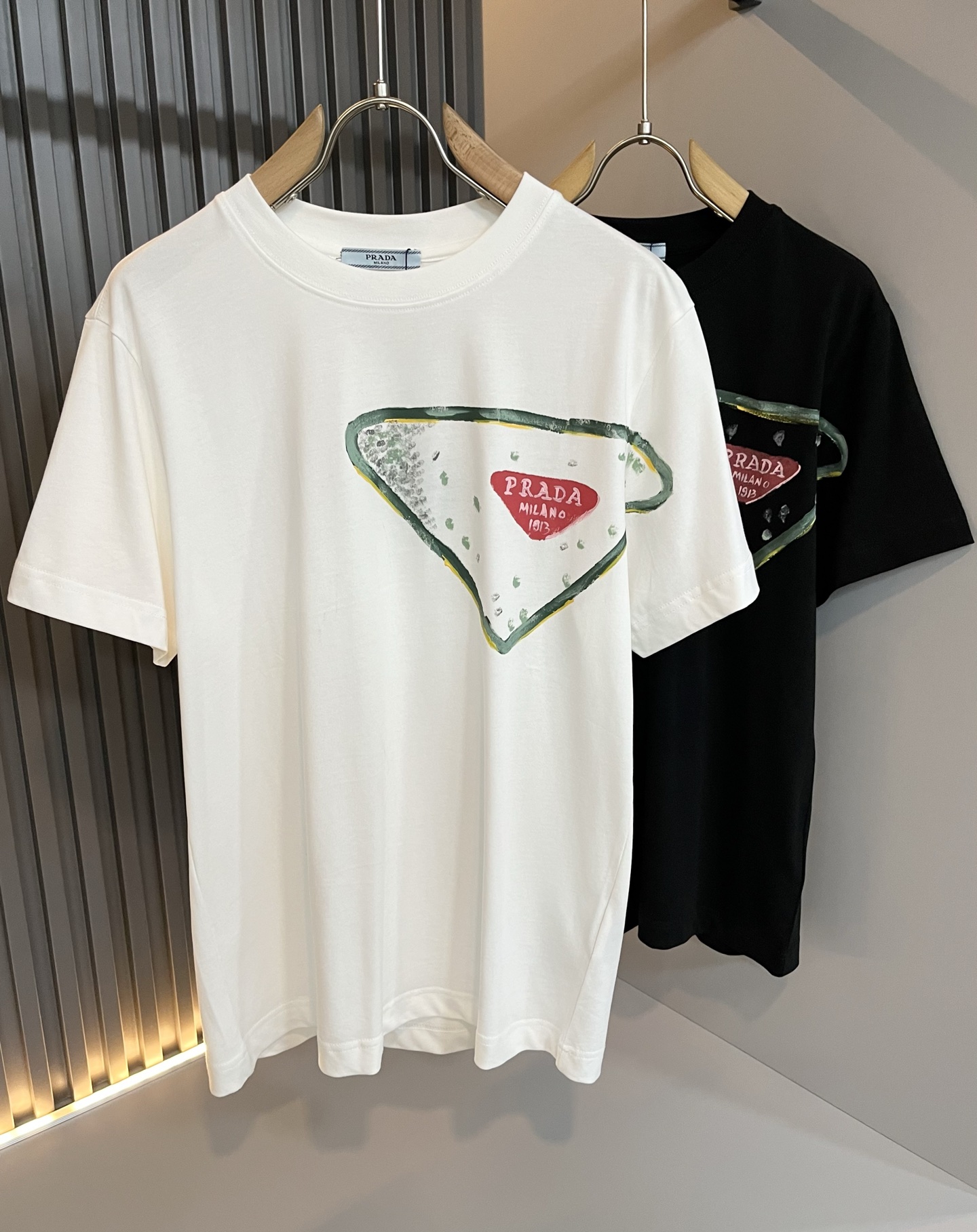 NO:445082,PRAD*A Pu*da spring and summer new short-sleeved T-shirt for men and women, the latest model is exclusively available on the entire network!  !  ~ It is classic and fashionable and versatile, who doesn’t like it? It will show the classic again. It is very pleasing to the eye and comes with a low luxury halo and recognition!  Pr*da's traditional brand concept and modern advanced technology are perfectly combined. Coupled with the extremely modern and simple design, P-family exclusive logo pattern printing design!  Customized 100% imported pure cotton fabric!  The texture of this model is quite touching, the specifications and grades are known with tentacles. The degree of delicateness and breathability are top-notch!  Size M-3XL, prada, T-shirt,tees, t-shirt,alexander wang19860909PRAD*A普*达春夏新款男女同款短袖T恤,最新款全网独家首上！！~既经典有时尚百搭,谁不爱啊,将经典再次展现,非常的耐看,自带低奢光环与辨识度！Pr*da传统的品牌理念和现代化的先进技术进行了完美结合.加上极其现代摩登风范的简约设计,p家专属logo图案印花设计！定制百分百进口纯棉面料！此款的质感相当感人 触手便知规格档次 细腻程度与透气效果堪称顶级！尺码M-3XL,,prada,T-shirt,tees，t-shirt,alexander wang,Men's clothing