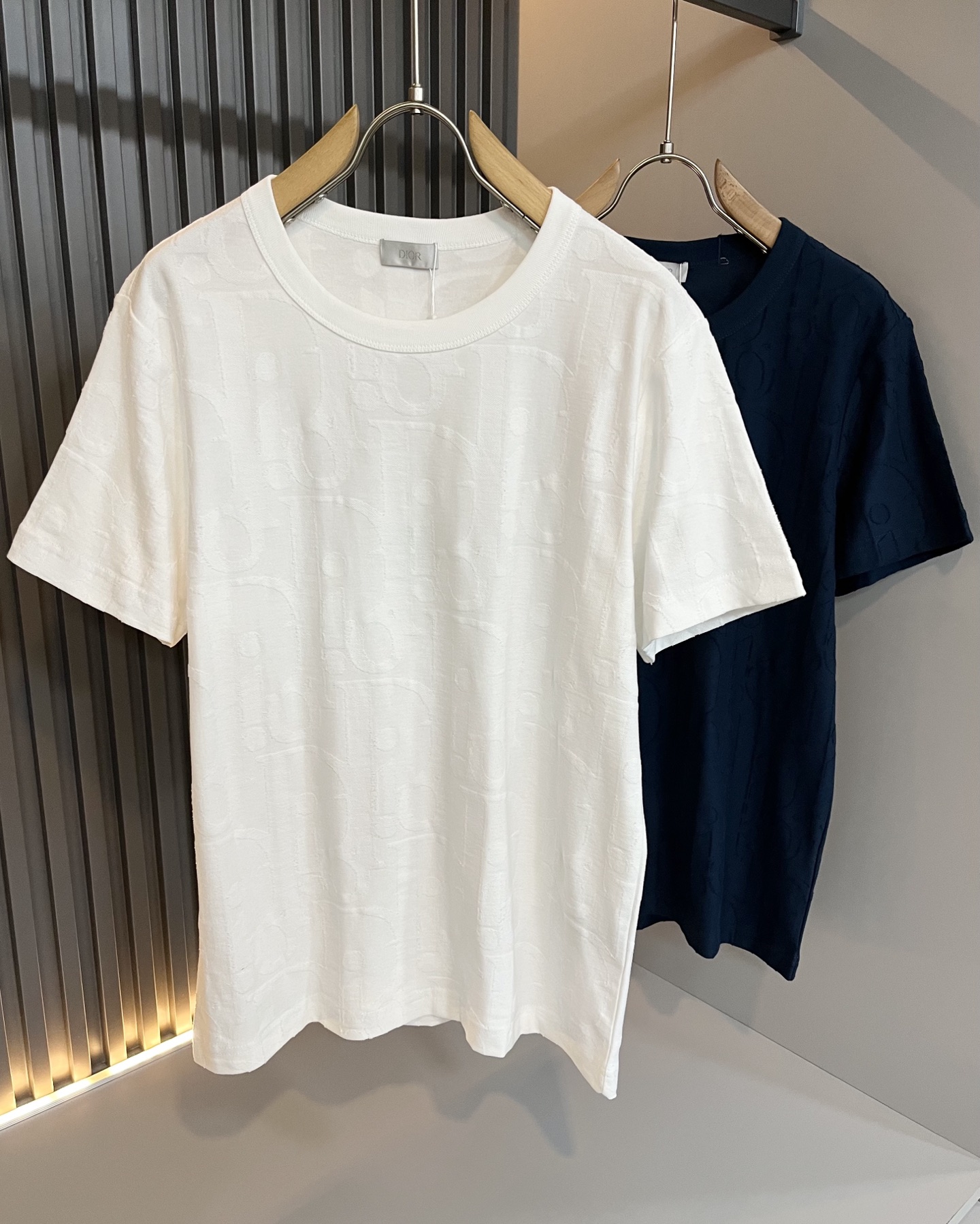 NO:445059,Dio*Dijia Spring and summer new short-sleeved T-shirts for men and women, and are available simultaneously for counters!  Customized exclusive 260g pure cotton fabric, customized original craft threads, panoramic jacquard logo pattern design!  Simple and generous, calm and versatile, extremely high-end, perfectly integrated with fashion and style, a top fashionable style that perfectly suits the outside wear!  The overall feeling is natural!  The ultimate classic versatile short-sleeved T-shirt adopts the latest three-dimensional letter logo jacquard elements design!  The ultimate perfection of heavy industry!  Fans who pursue high quality are please buy them by themselves, and all fans who know the goods are invited to appreciate this model together!  !  Size M-3XL, dior,dior,T-shirt,tees,t-shirt,alexander wang19860909Dio*迪家 春夏新款男女同款短袖T恤,专柜同步发售！定制专属260克纯棉面料,定制原版工艺螺纹,全景提花logo图案设计！简约大方,从容百搭,档次极高,完美融入时尚还有风情感一款完美符合外穿的顶尖时髦气质款！整体给人浑然天成的感觉！极致经典的百搭型短袖T恤,采用最新的立体字母logo提花元素设计！极致的重工极致的完美！追求高品质的粉丝们请自行抢购,诚邀所有识货的粉丝一同鉴赏此款！！尺码M-3XL,,dior,dior,T-shirt,tees，t-shirt,alexander wang,Men's clothing