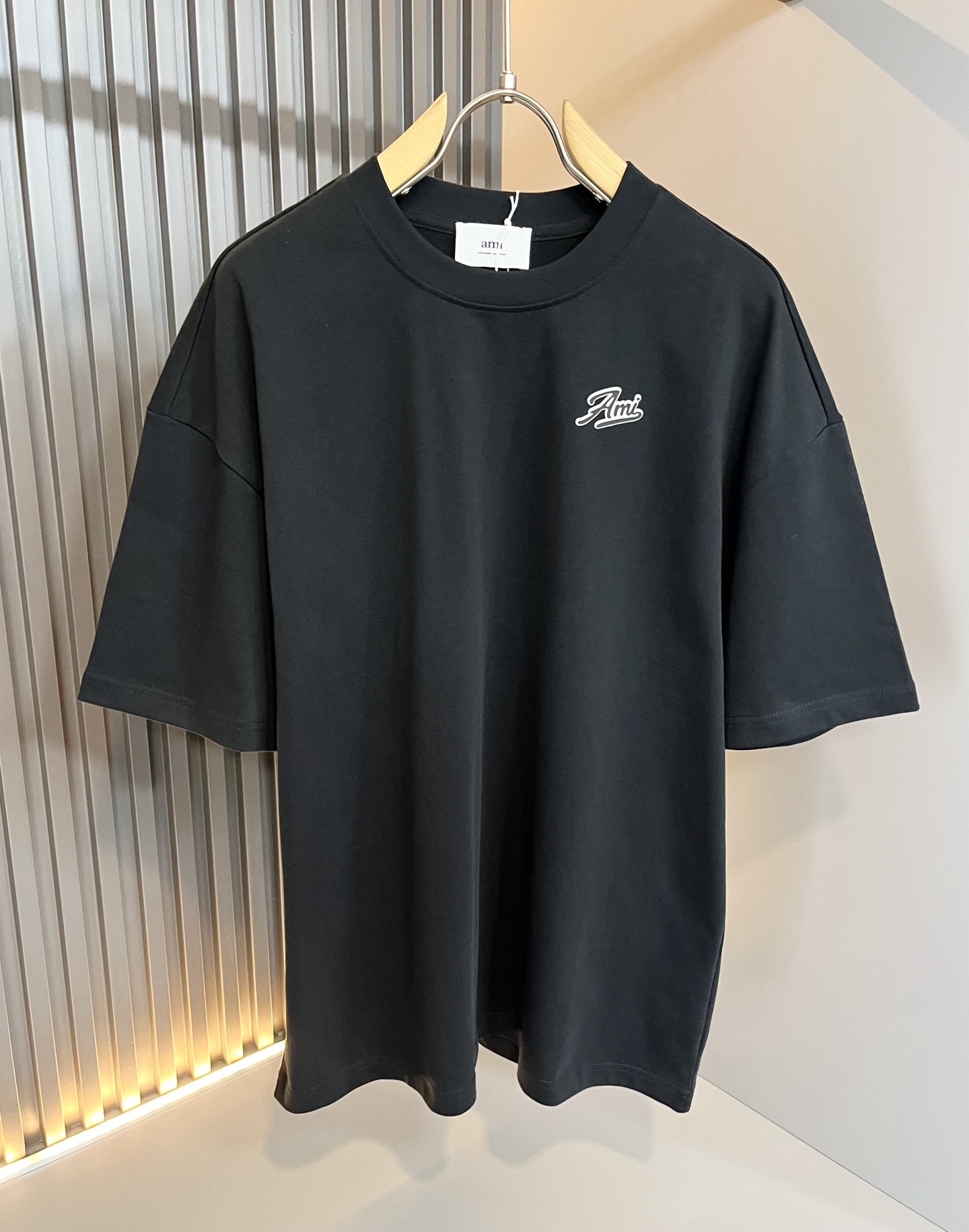 NO:445076,AMI Spring and Summer New Men and Women's Equivalent Casual Set, the latest model is exclusively available on the entire network!  !  ~ It is classic and fashionable and versatile, who doesn’t like it? It will show the classic again. It is very pleasing to the eye and comes with a low luxury halo and recognition!  The traditional brand concept and modern advanced technology are perfectly combined. Coupled with the extremely modern and simple design, the exclusive letter logo pressing design!  Customized 100% imported pure cotton fabric!  The texture of this model is quite touching, the specifications and grades are known with tentacles. The degree of delicateness and breathability are top-notch!  Size M-2XL, alexander wang19860909AMI 春夏新款男女同款休闲套装,最新款全网独家首上！！~既经典有时尚百搭,谁不爱啊,将经典再次展现,非常的耐看,自带低奢光环与辨识度！传统的品牌理念和现代化的先进技术进行了完美结合.加上极其现代摩登风范的简约设计,专属字母logo压胶设计！定制百分百进口纯棉面料！此款的质感相当感人 触手便知规格档次 细腻程度与透气效果堪称顶级！尺码M-2XL,,alexander wang,Men's clothing