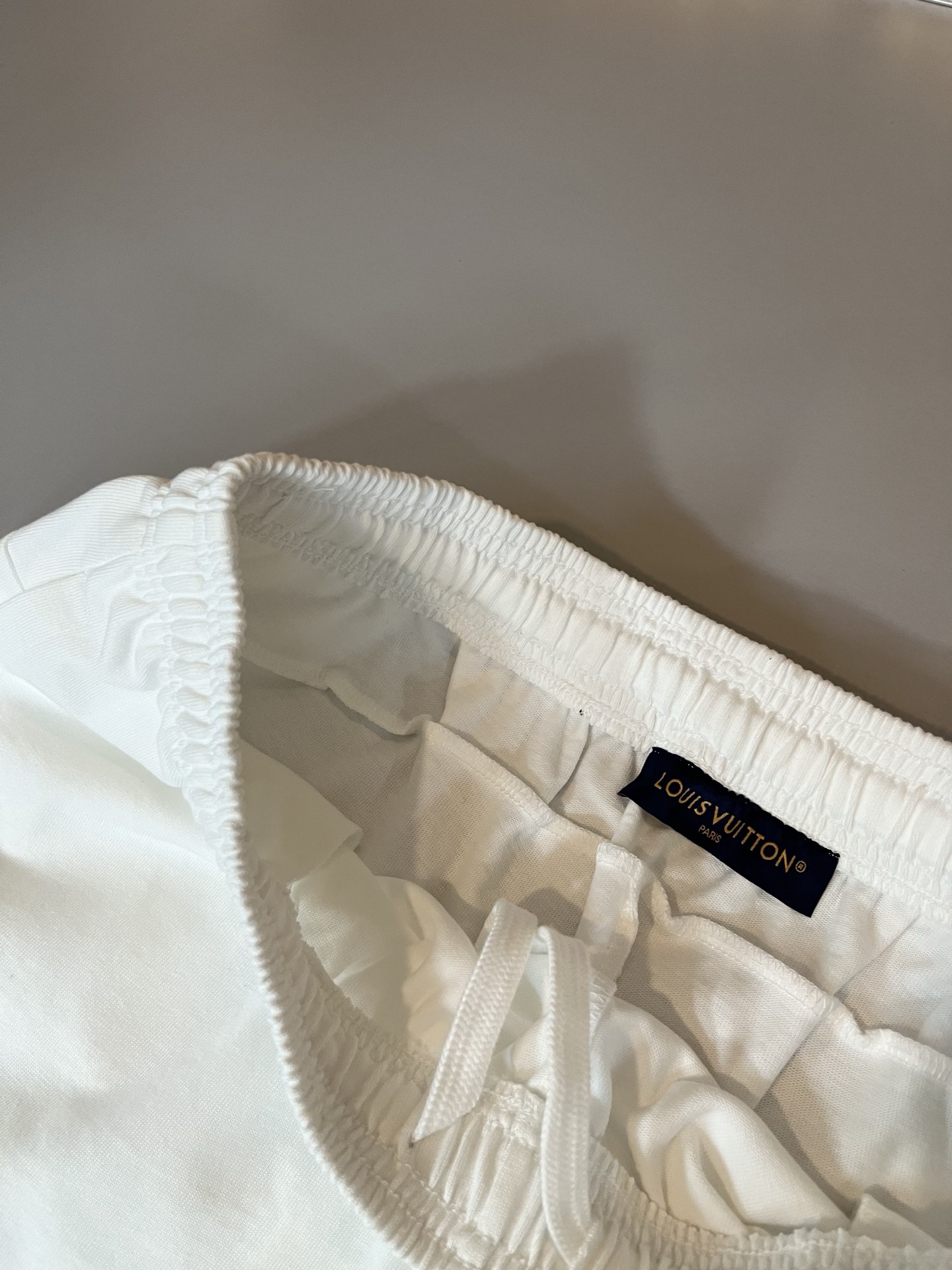  LouisVuitt*路易*登 2025春夏全新系列单品上线，非常时髦前卫的一款男女同款休闲套装，标识