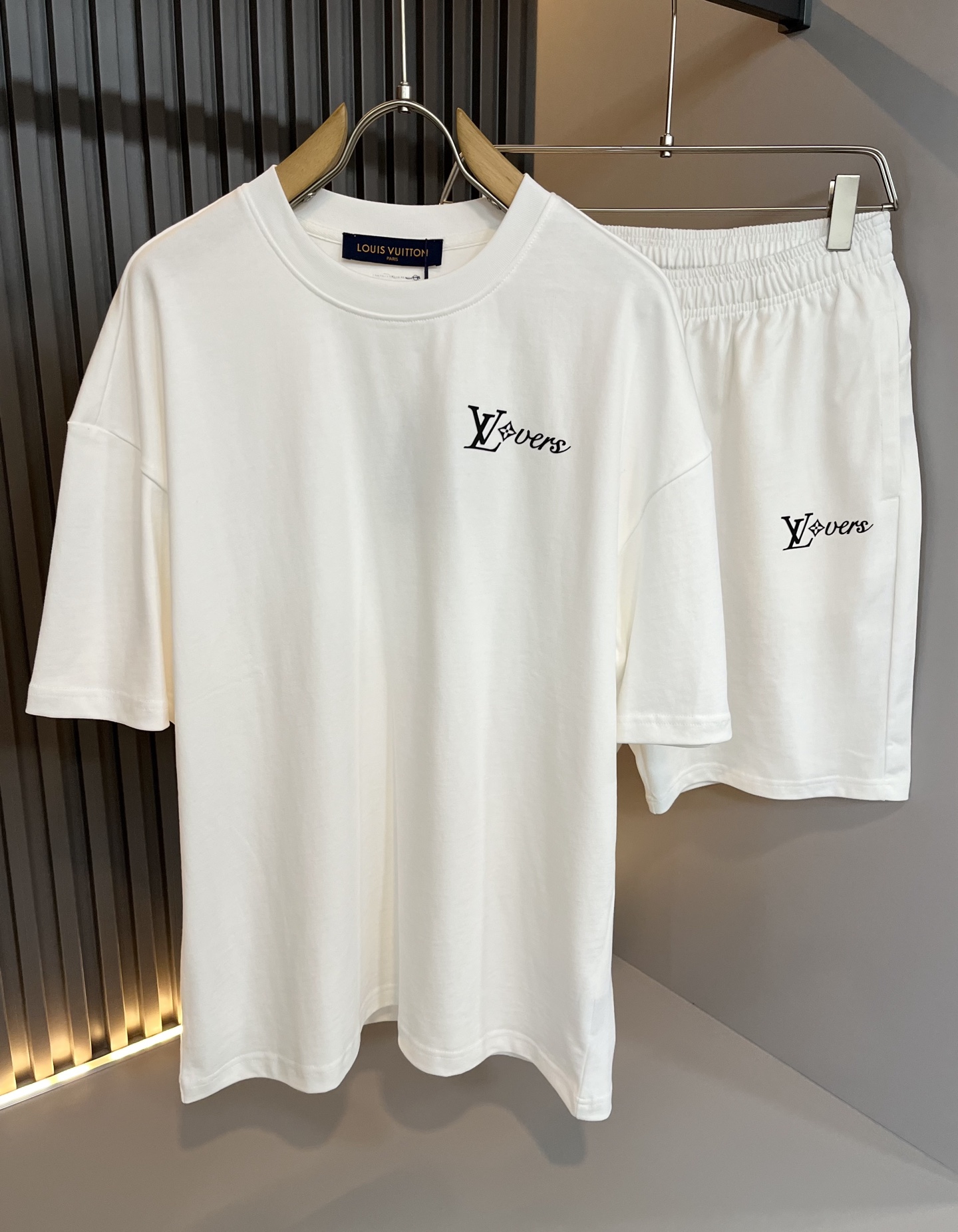  LouisVuitt*路易*登 2025春夏全新系列单品上线，非常时髦前卫的一款男女同款休闲套装，标识