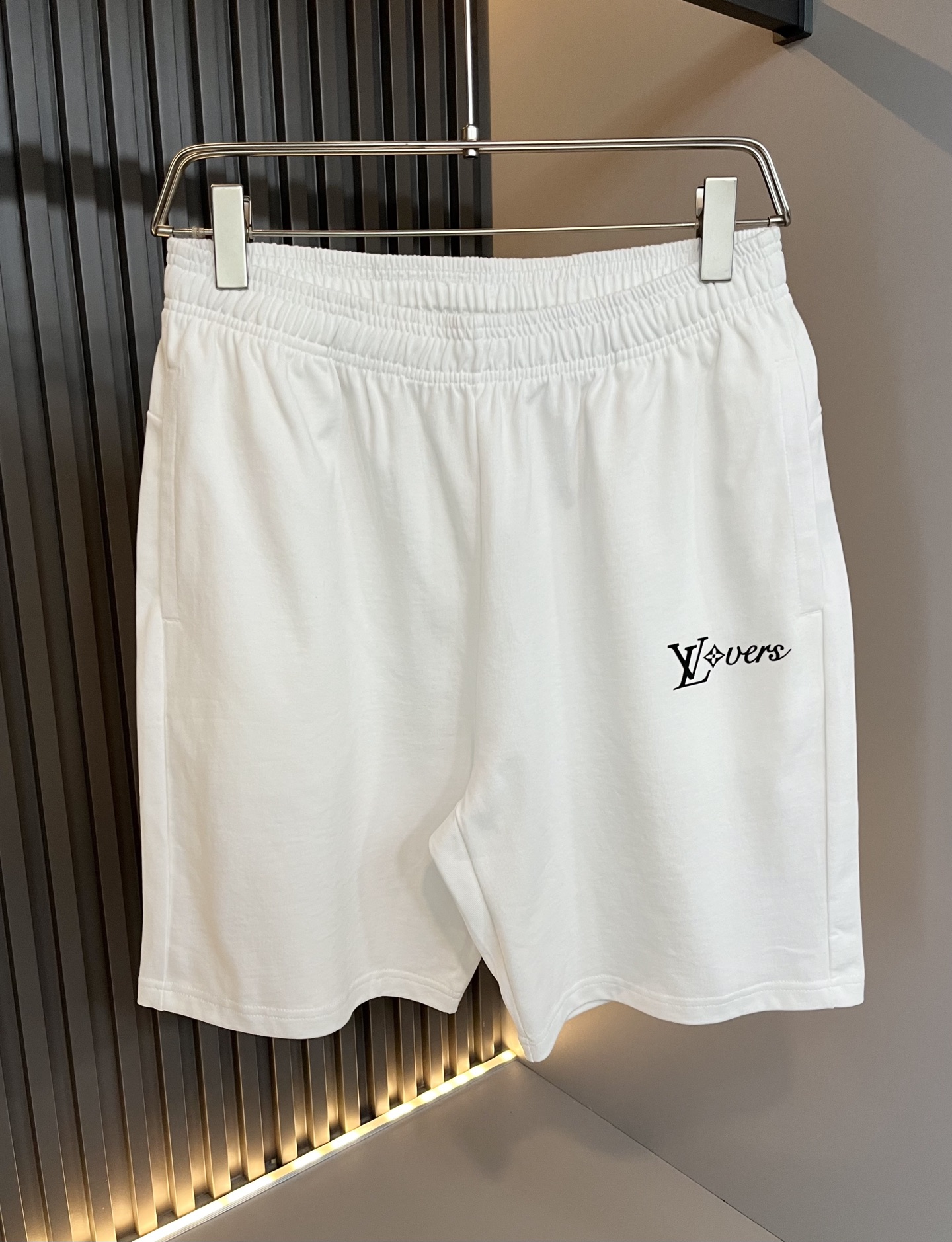  LouisVuitt*路易*登 2025春夏全新系列单品上线，非常时髦前卫的一款男女同款休闲套装，标识